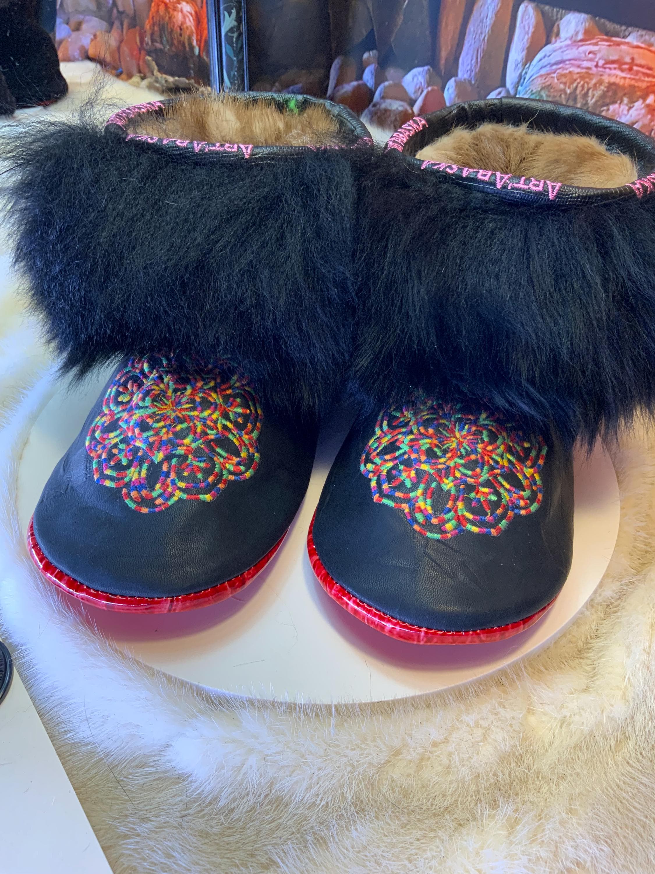 Mocassins d’intérieur Les Laurianne – 10 femme – cuir imprimé brodé mandala coloré & moutons recyclés – fait à la main Québec