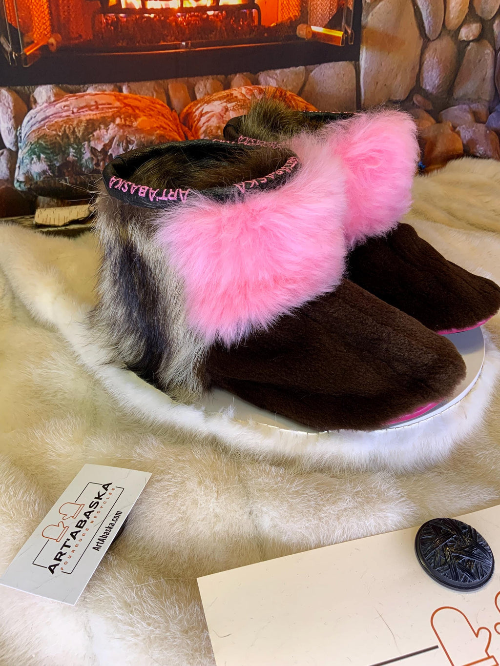 Mocassins d’intérieur Moniques 9 femme toute fourrure rose mouton vison raton recyclés cuir noir broderie ArtAbaska Québec