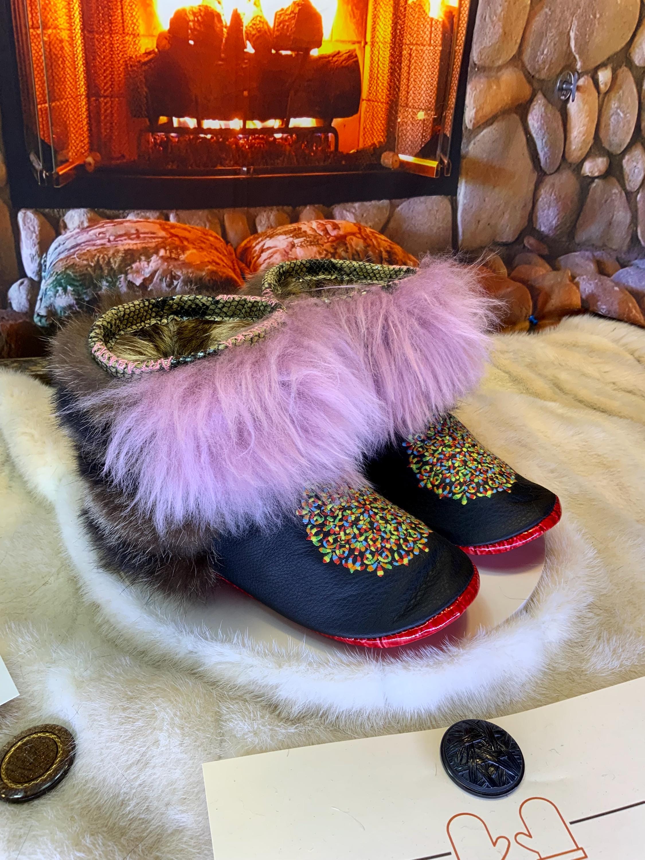 Mocassins d’intérieur Lynda – 8 femme – cuir italien noir brodé mandala multicolore, fourrures recyclées & semelle rouge, faits à la main au Québec ✨🌈❤️