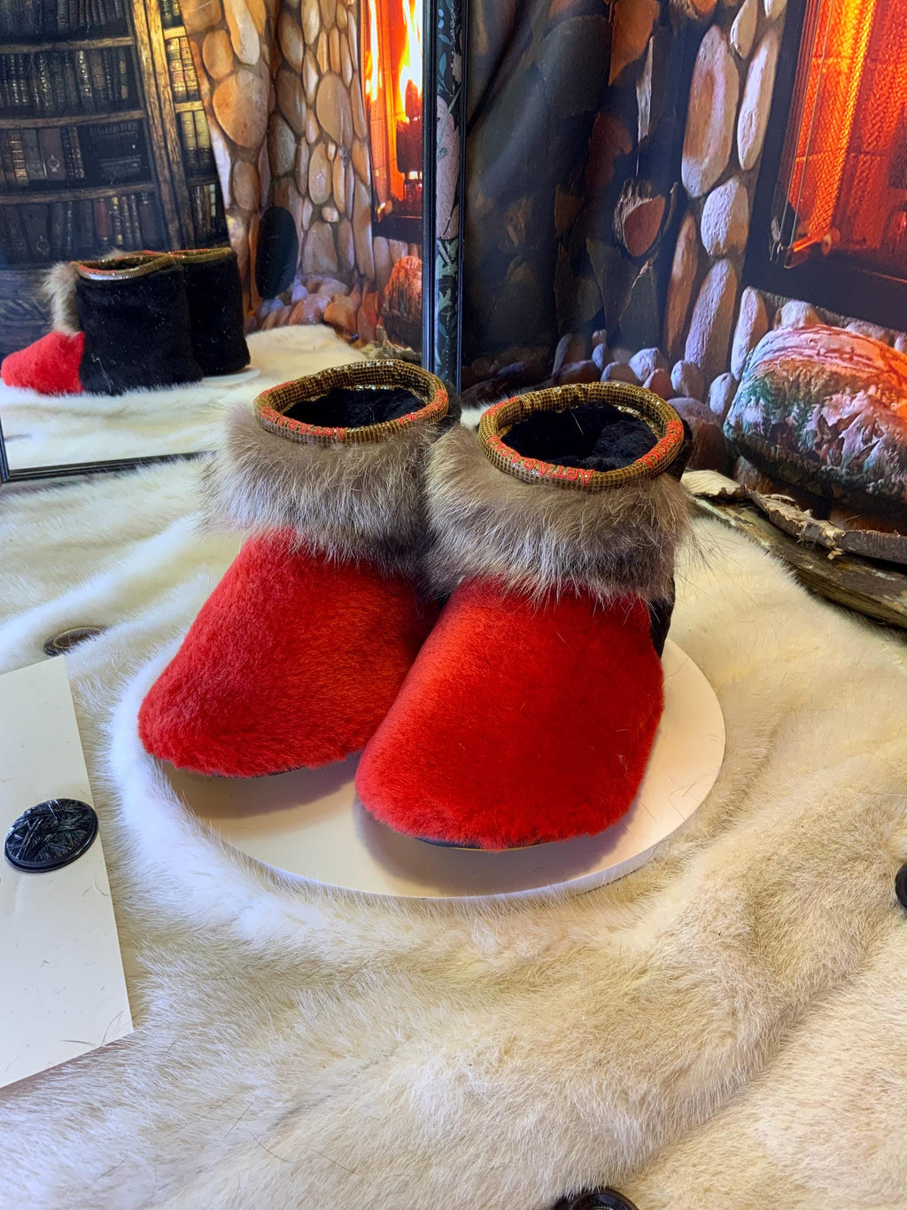 Mocassins d’intérieur Brigitte 7 femme en mouton rasé rouge vif, raton naturel recyclé et mouton rasé brun café – faits à la main au Québec, respirants, confort de luxe, pièce unique Art’Abaska ❤️‍🔥✨