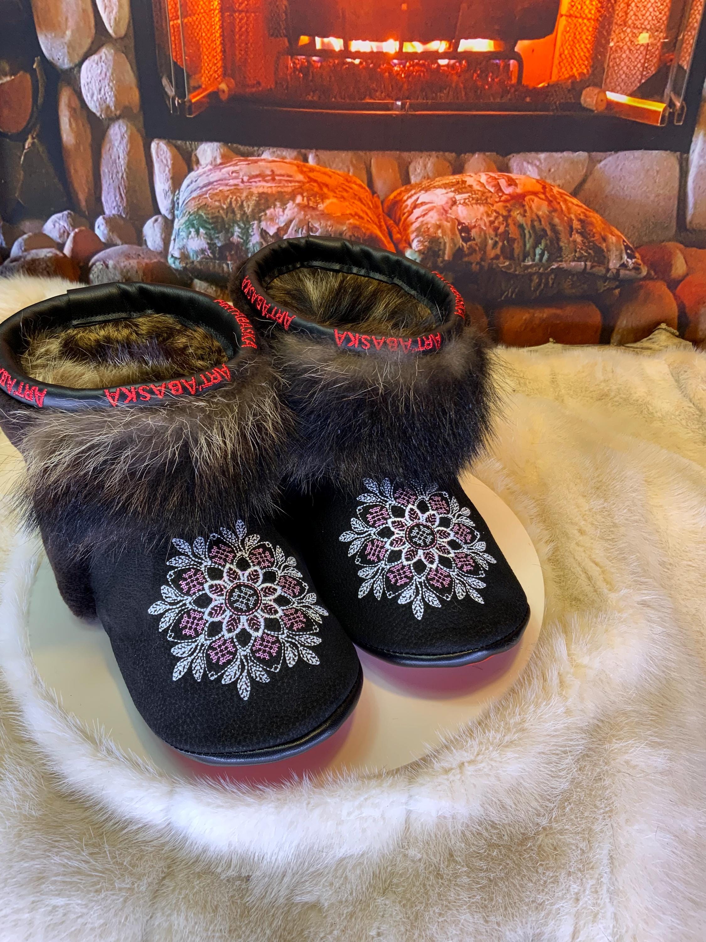 Mocassins d’intérieur Odette 9 femme, cuir suède brodé mandala blanc et rose, fourrure recyclée, faits à la main au Québec ✨🌸❤️