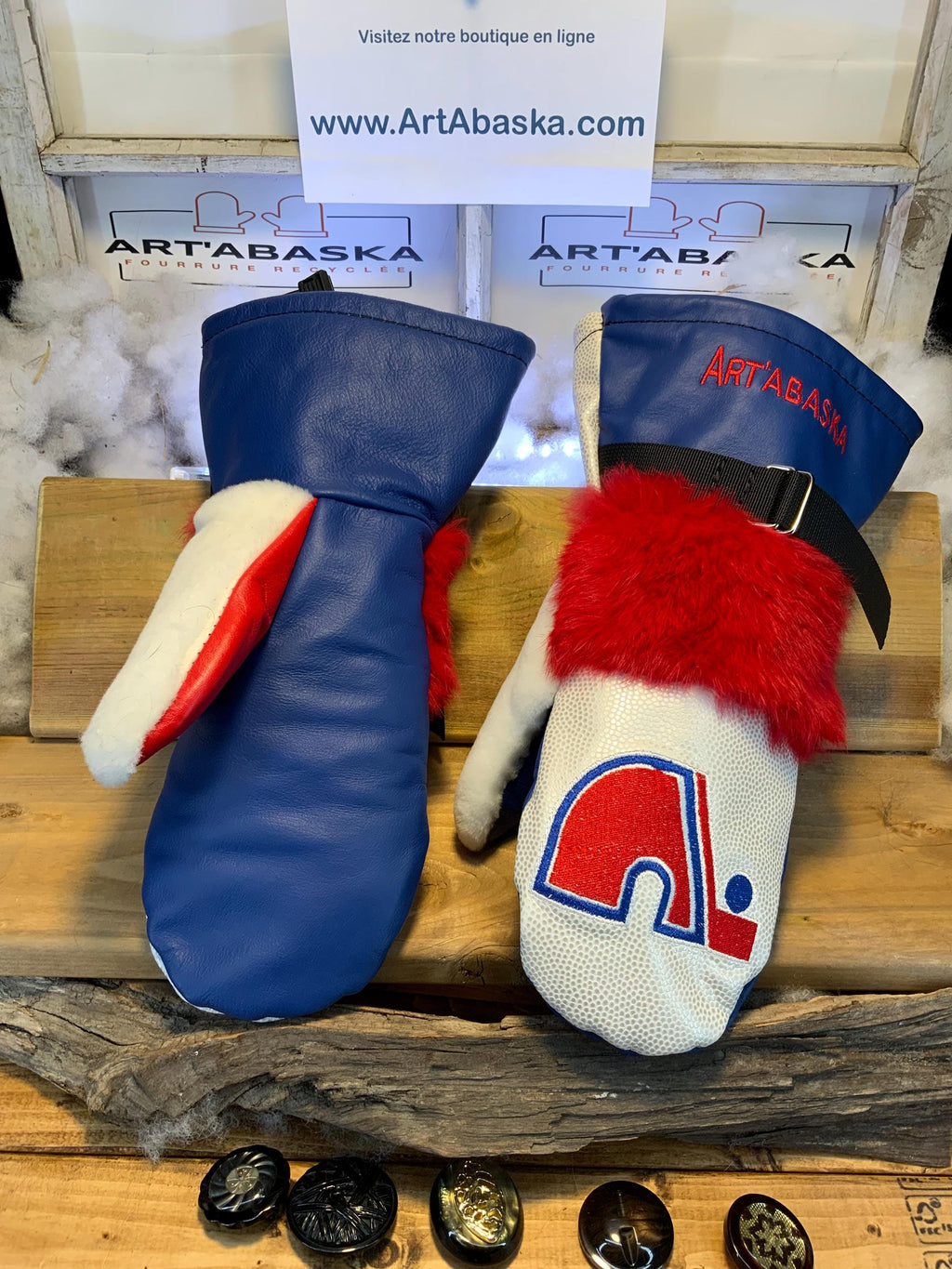 Mitaines Eliane Large edition Nordiques de Quebec cuir bleu et blanc fourrure lapin rouge mouton rase blanc fait a la main Quebec