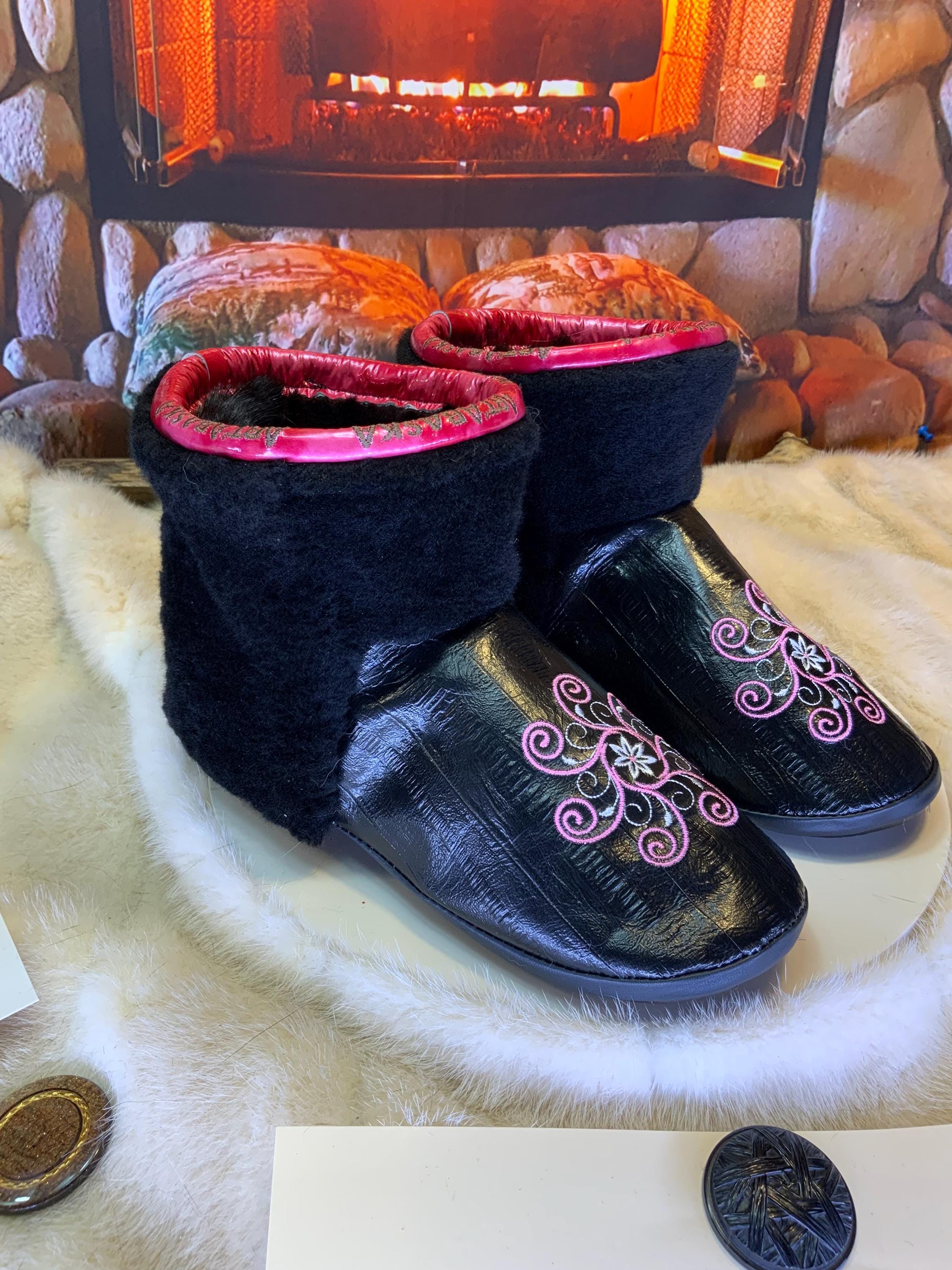 Mocassins d’intérieur Hélène – 8 femme – cuir d’anguille noir brodé mandala rose-blanc, fourrure recyclée & semelle noire, faits à la main au Québec ✨🌸