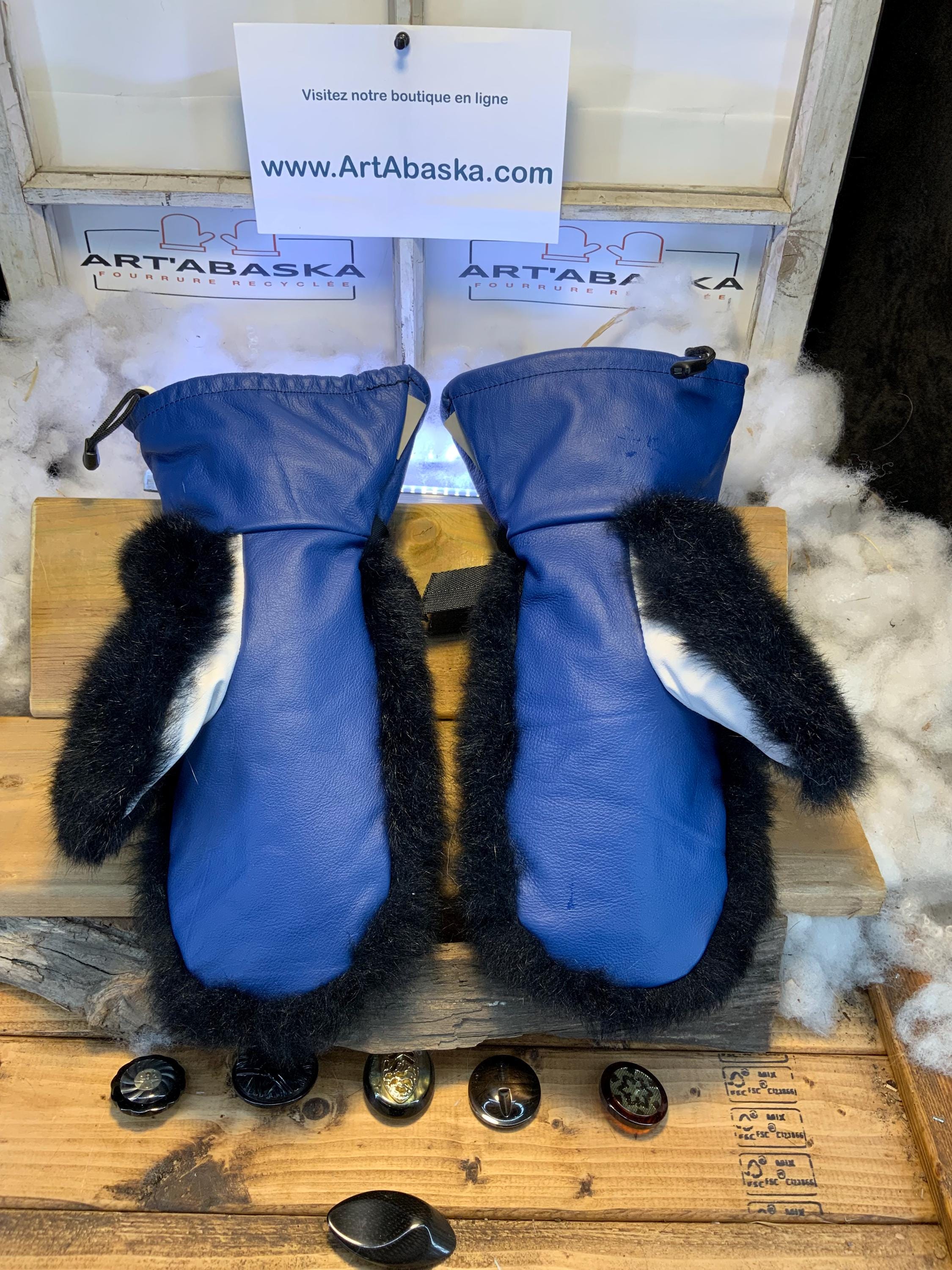 Mitaines Jeanne XL edition Toronto Maple Leafs opossum noir recycle & cuir bleu royal fait a la main Quebec