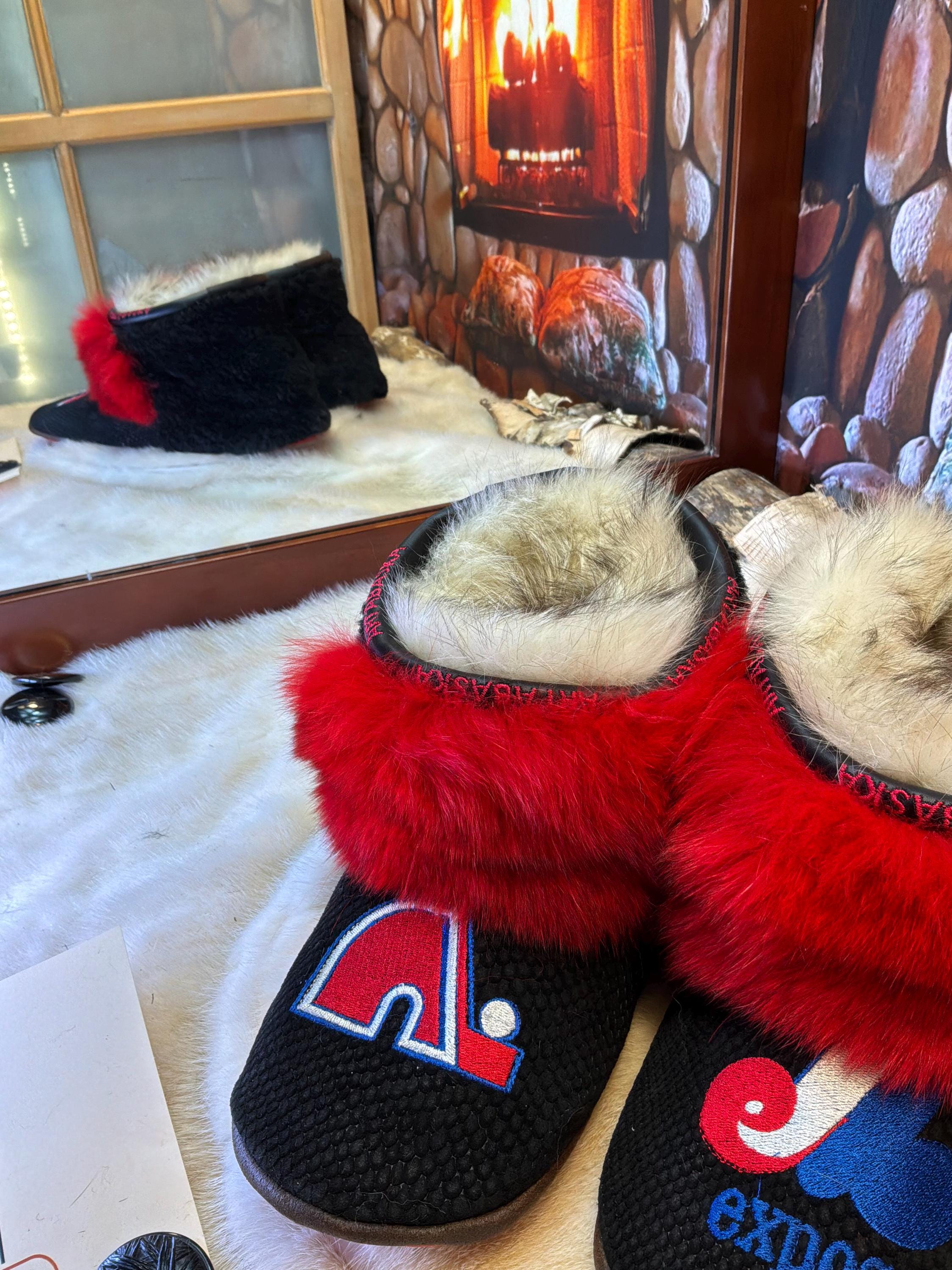 Mocassins d’intérieur Denise 11 homme cuir italien serpent logos Nordiques et Expos renard rouge mouton frisé semelle cuir rouge Québec