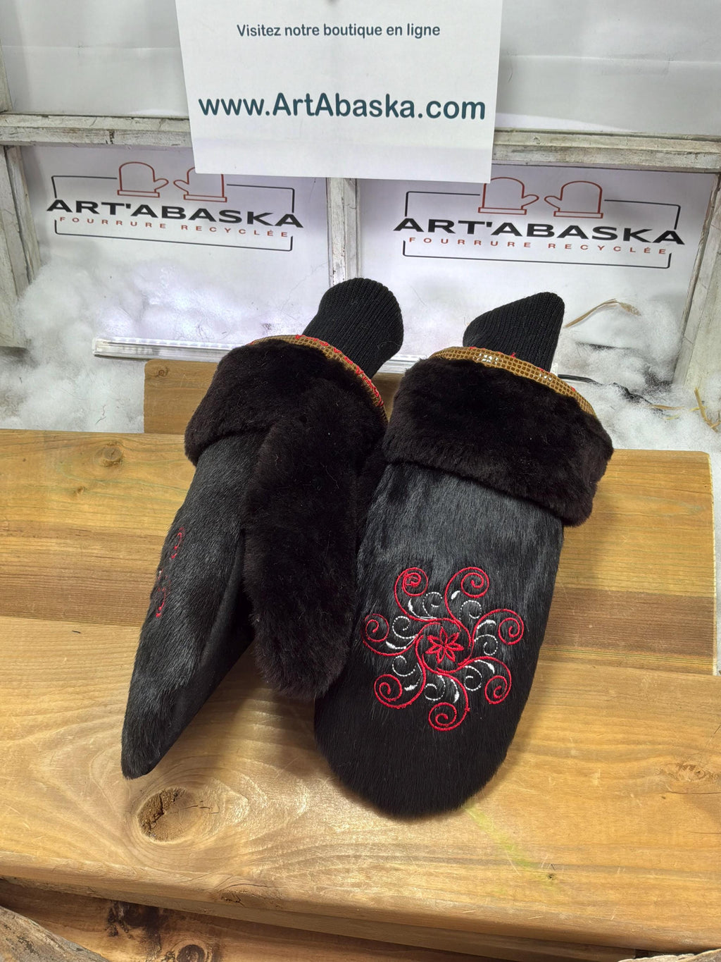 Mitaines de ville Medium Gertrude en fourrure recyclée – Faites à la main au Québec – Légères, élégantes, confort urbain – Édition Brodée