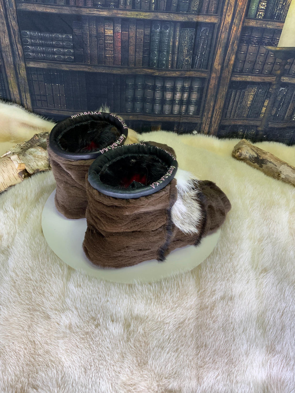 Mocassins d’intérieur Claire pour femme 7 en castor rasé brun naturel recyclé, castor non rasé et coyote naturel recyclé – faits à la main au Québec, chauds, respirants, confort de luxe, pièce unique Art’Abaska 💕