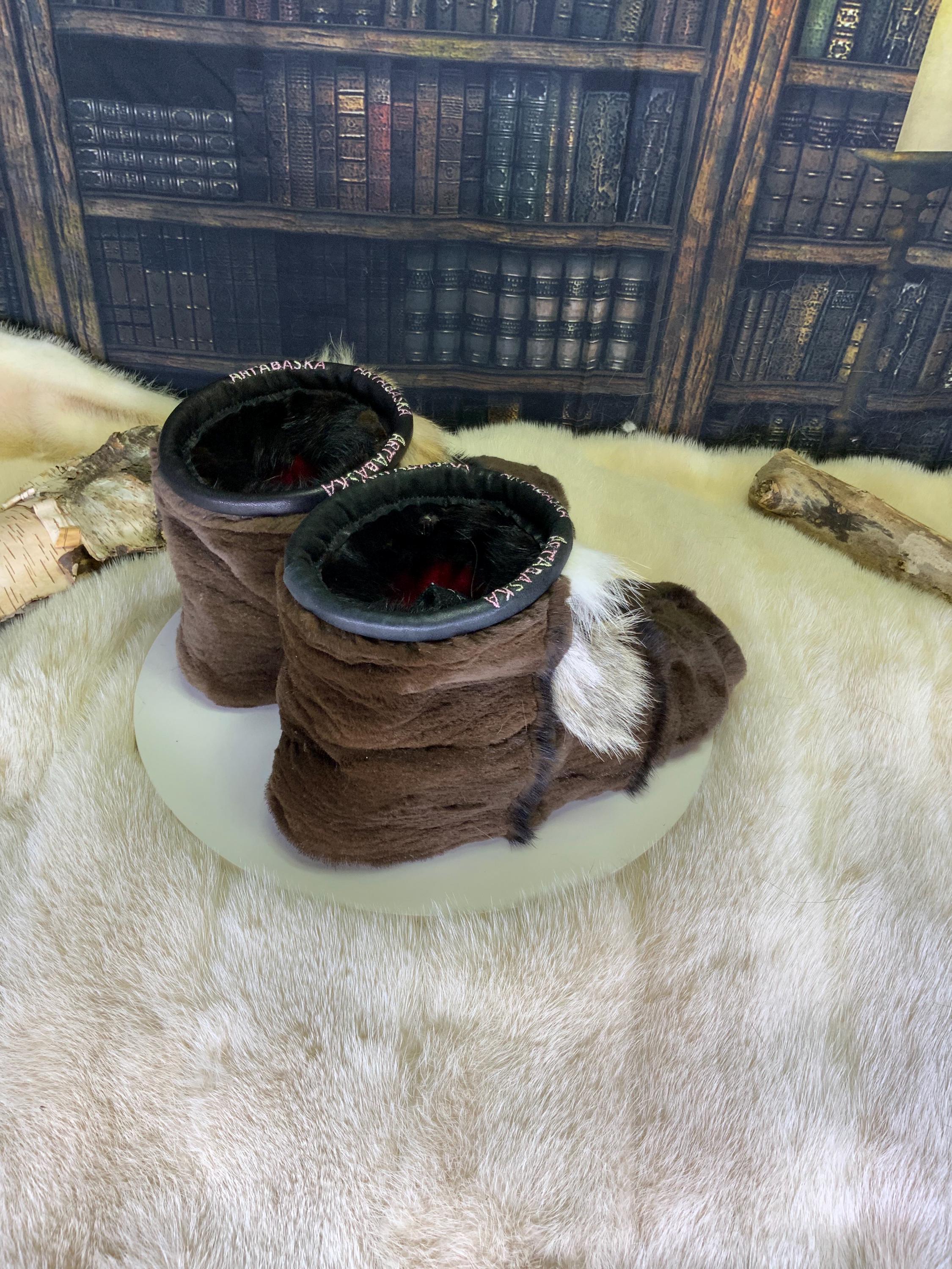 Mocassins d’intérieur Claire pour femme 7 en castor rasé brun naturel recyclé, castor non rasé et coyote naturel recyclé – faits à la main au Québec, chauds, respirants, confort de luxe, pièce unique Art’Abaska 💕