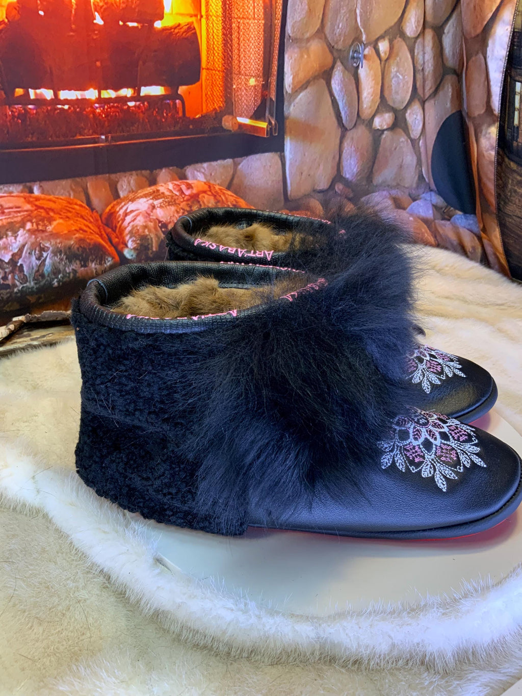 Mocassins d’intérieur Les Odette – 10 femme – cuir noir mandala brodé rose blanc & mouton recyclé, pièce unique Québec artisanal