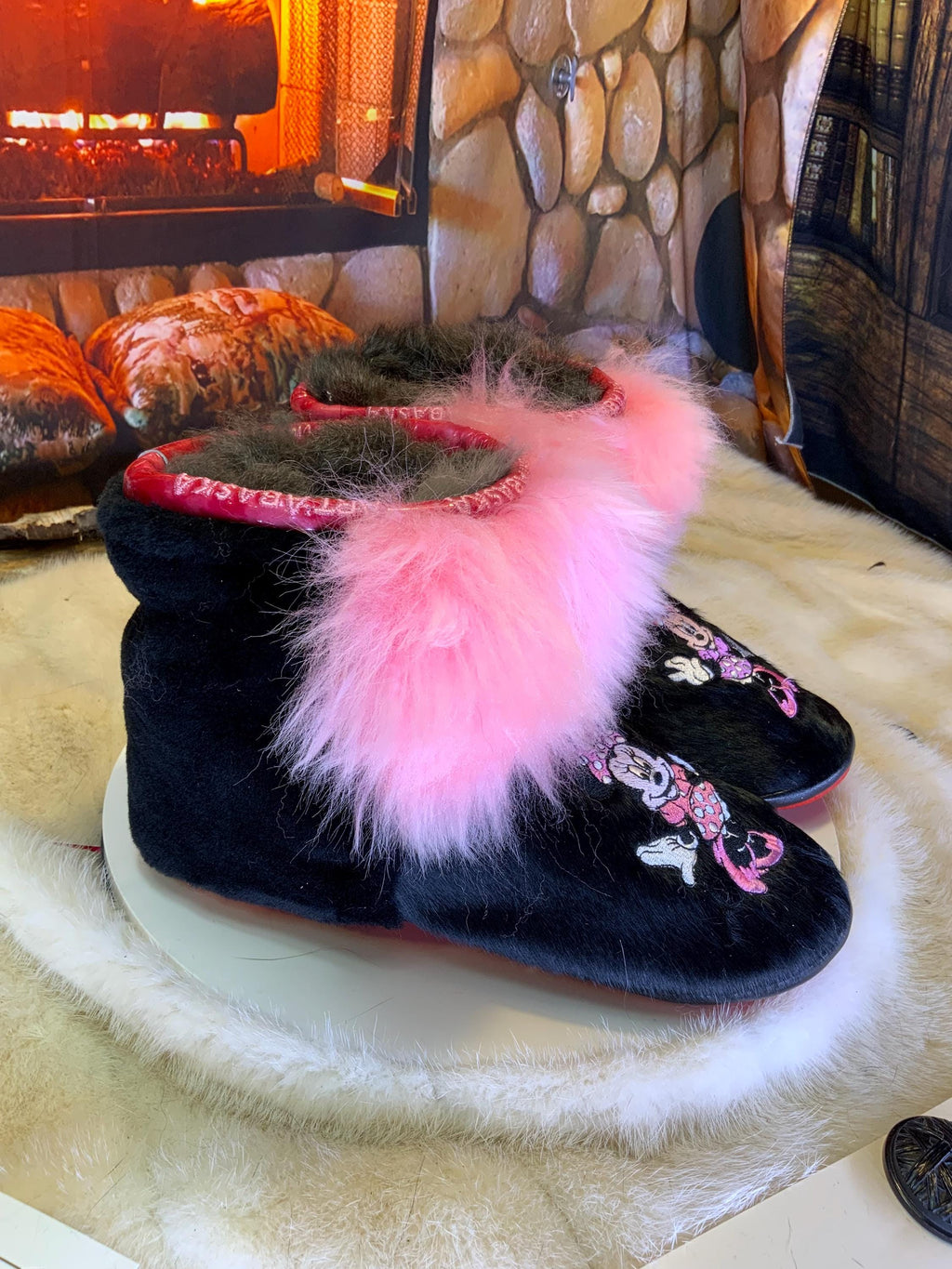 Mocassins d’intérieur Olivette – 8 femme – cuir de vache noire brodé Minnie Mouse rose-blanc, fourrure recyclée & semelle rouge, faits à la main au Québec ✨🎀