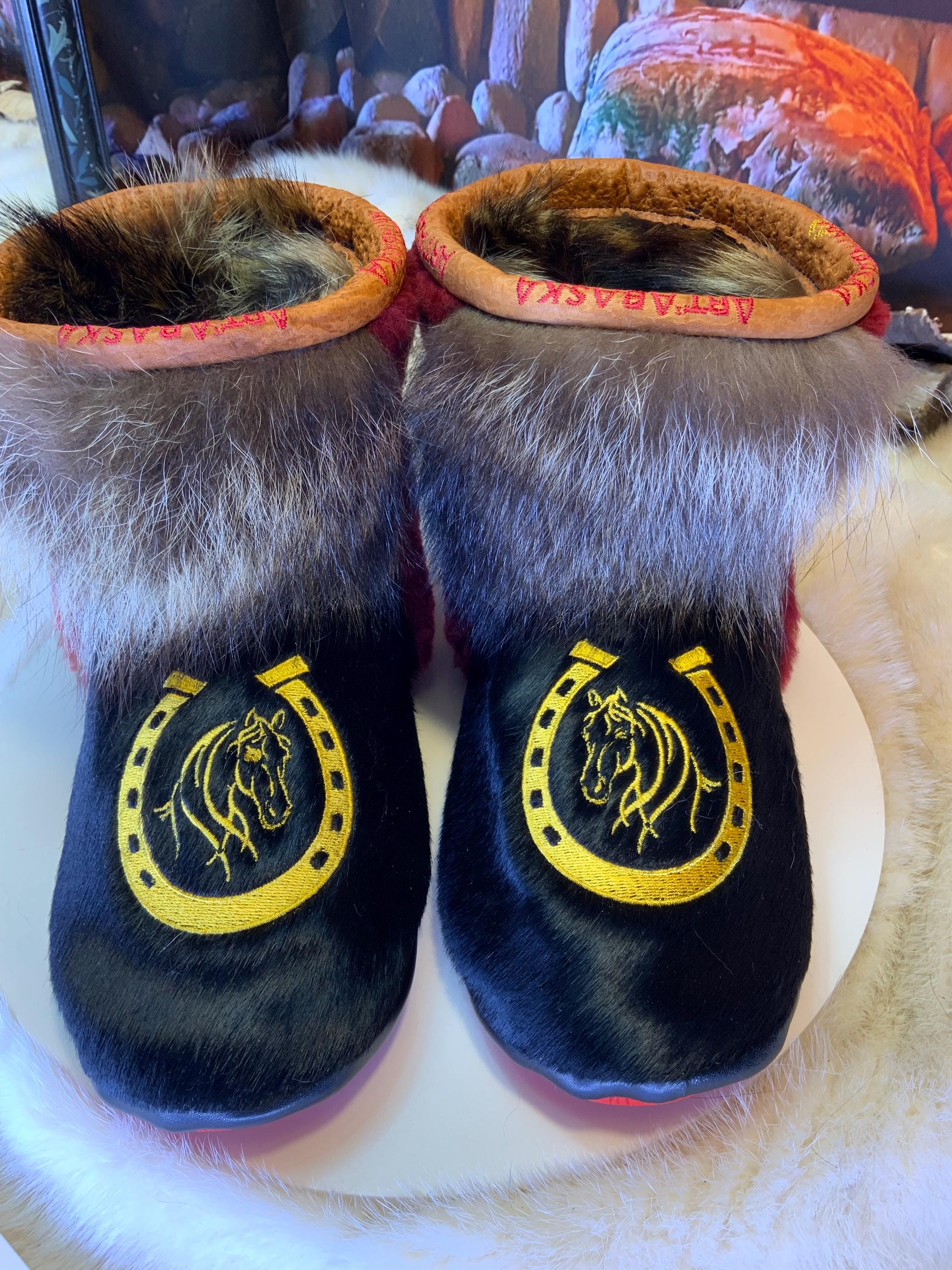 Mocassins d’intérieur Johanne 8 femme, cuir noir brodé cheval western, fourrure recyclée, faits à la main au Québec 🐎✨