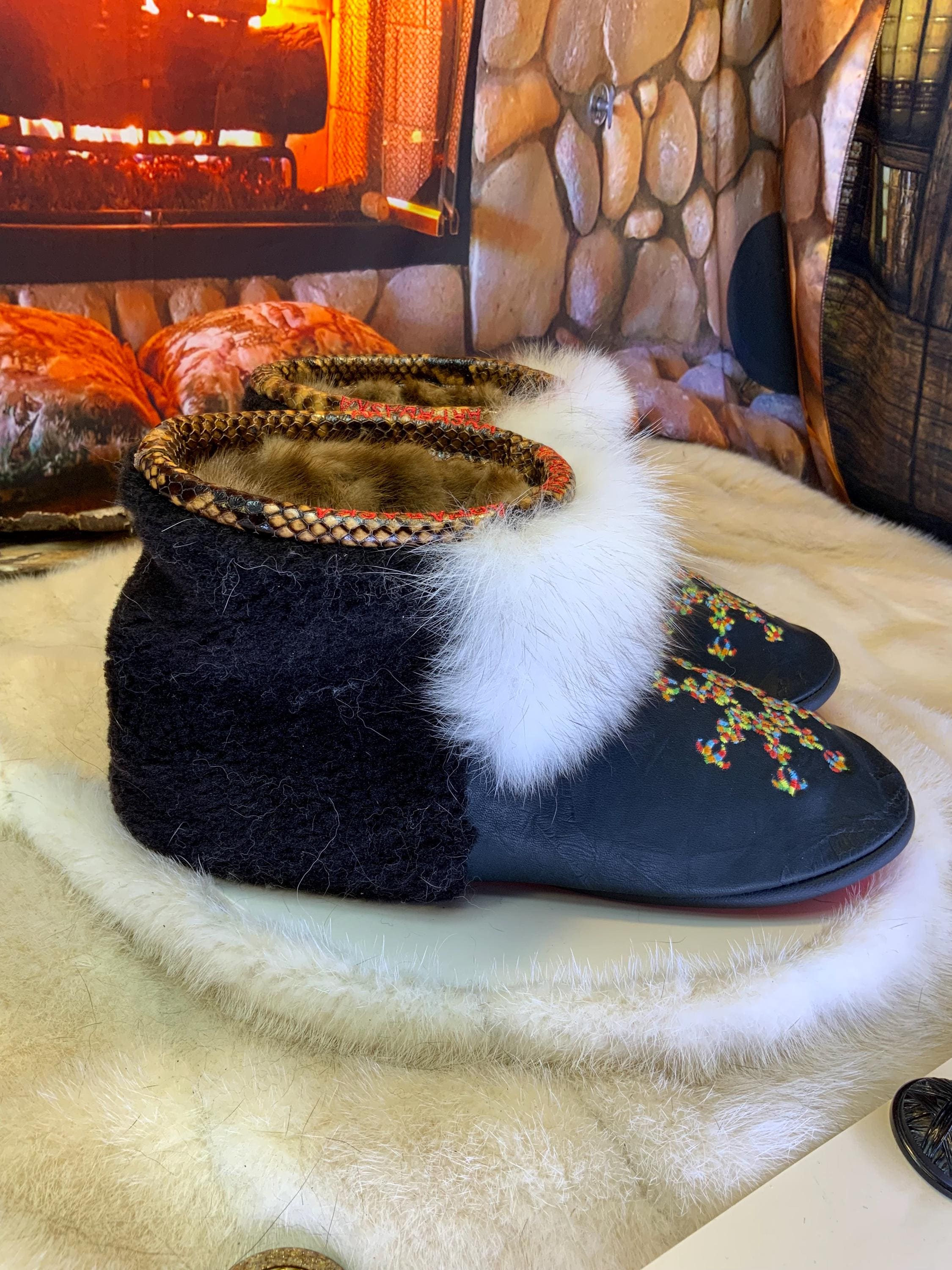 Mocassins d’intérieur Les Lysandre – 10 femme – cuir italien brodé mandala coloré & renard norvégien rare – fait à la main Québec