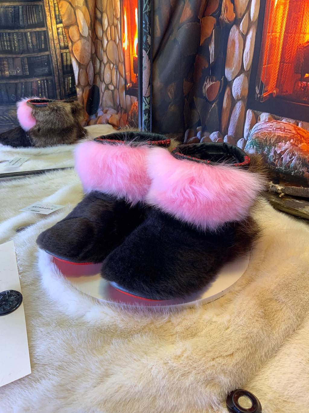 Mocassins d’intérieur Yvonne – 8 femme – édition toute fourrure en mouton brun, mouton rose & raton recyclés, semelle rouge, faits à la main au Québec ✨🌸❤️