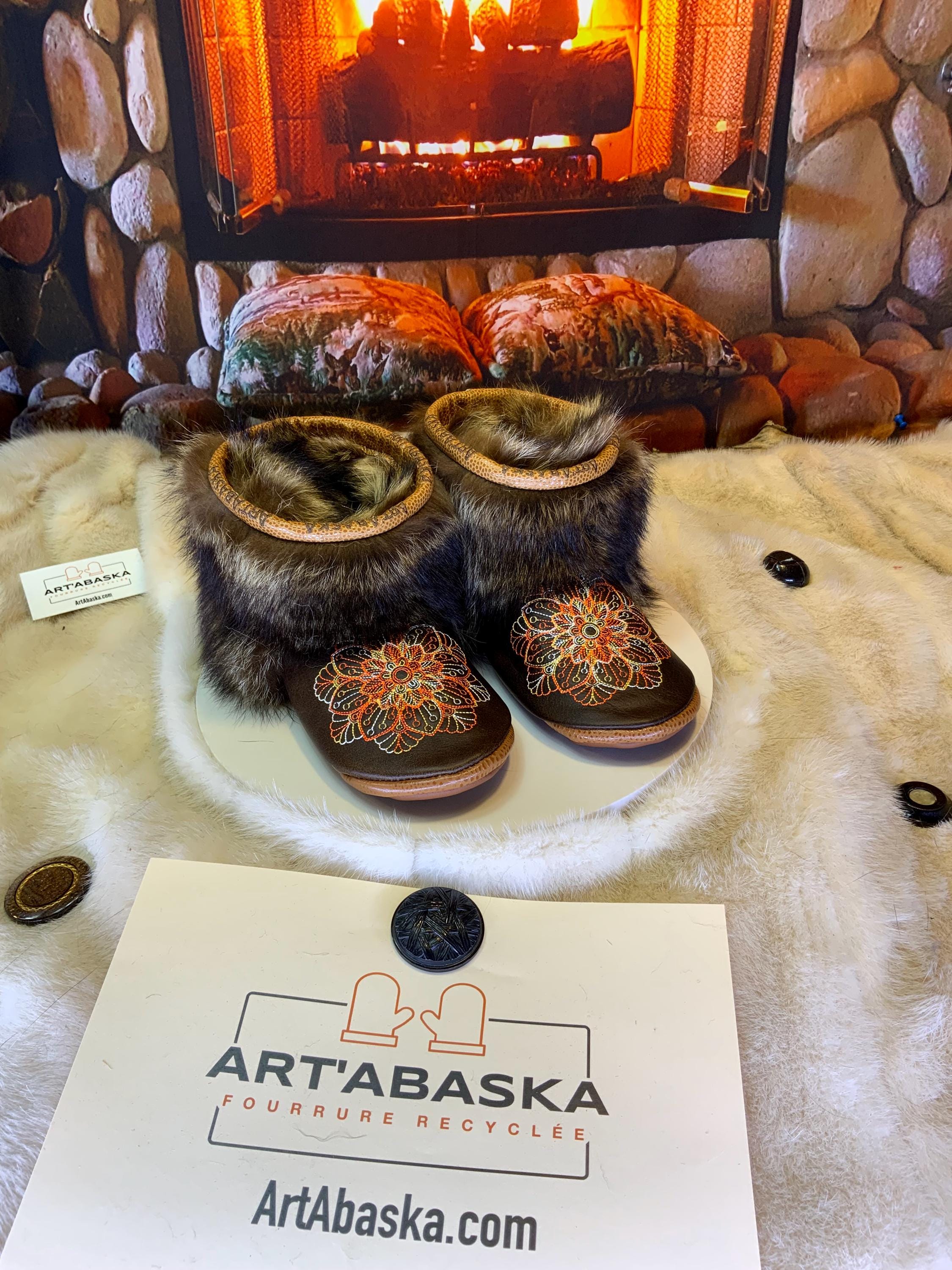 Mocassins d’intérieur Murielle – 6 femme – cuir italien brun chocolat brodé mandala orange, jaune et blanc, semelle brun chocolat au lait ✨🤎