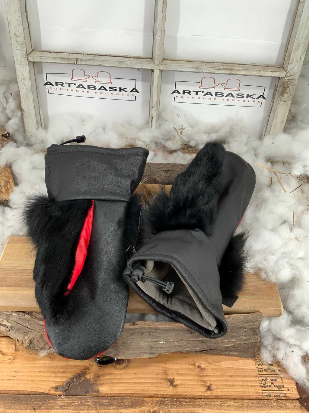 Mitaines Marie-Paule XL en fourrure recyclée renard noir et crystal, cuir rouge et noir embossé équin, fait à la main Québec