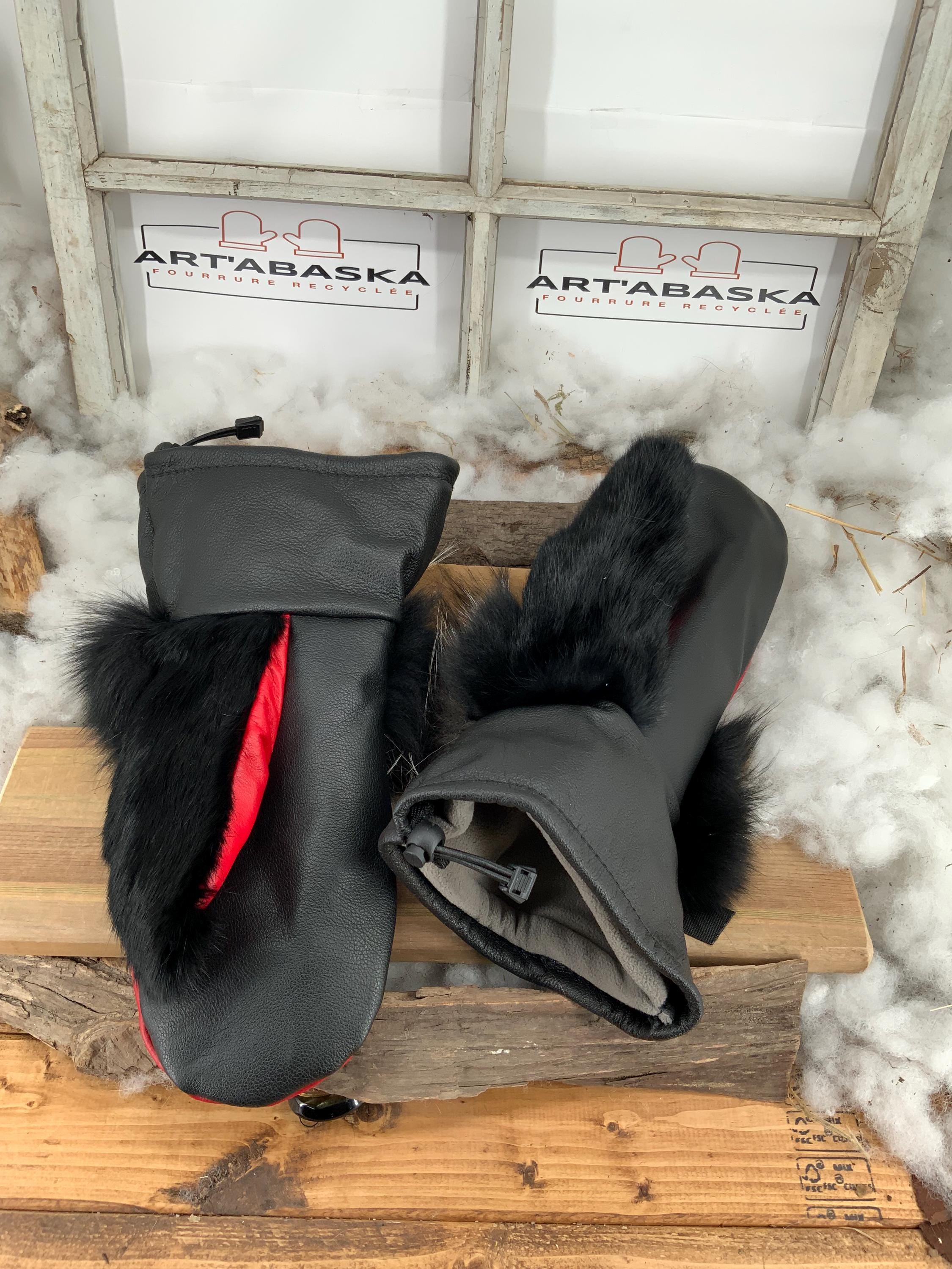 Mitaines Marie-Paule XL en fourrure recyclée renard noir et crystal, cuir rouge et noir embossé équin, fait à la main Québec