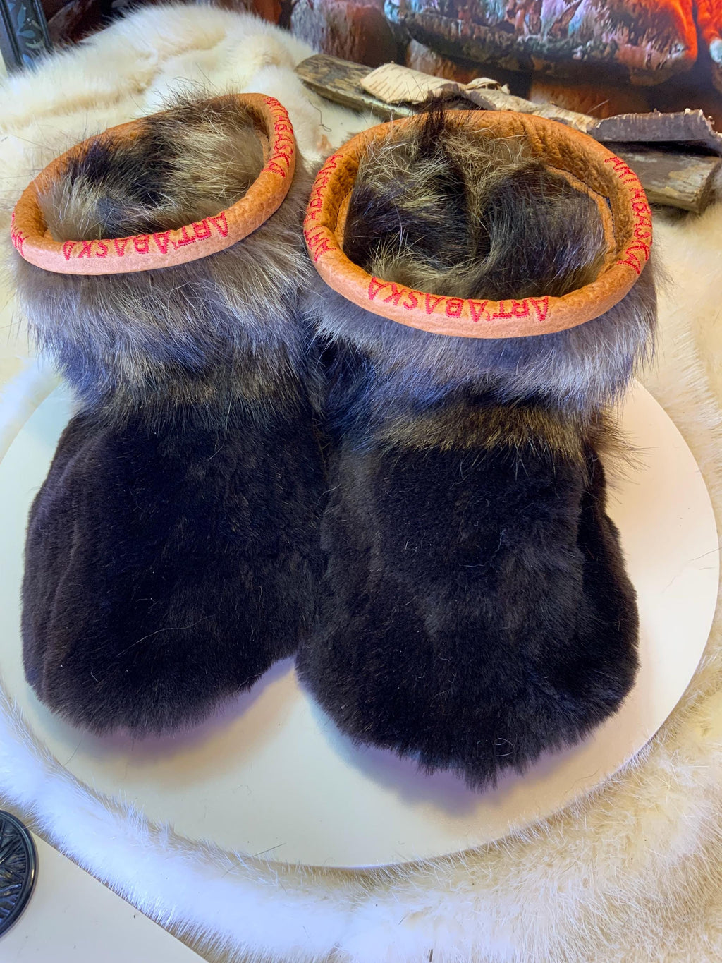 Mocassins d’intérieur Nicole – 5 femme – édition tout en fourrure recyclée en castor & raton, semelle brune, faits à la main au Québec ✨🤎