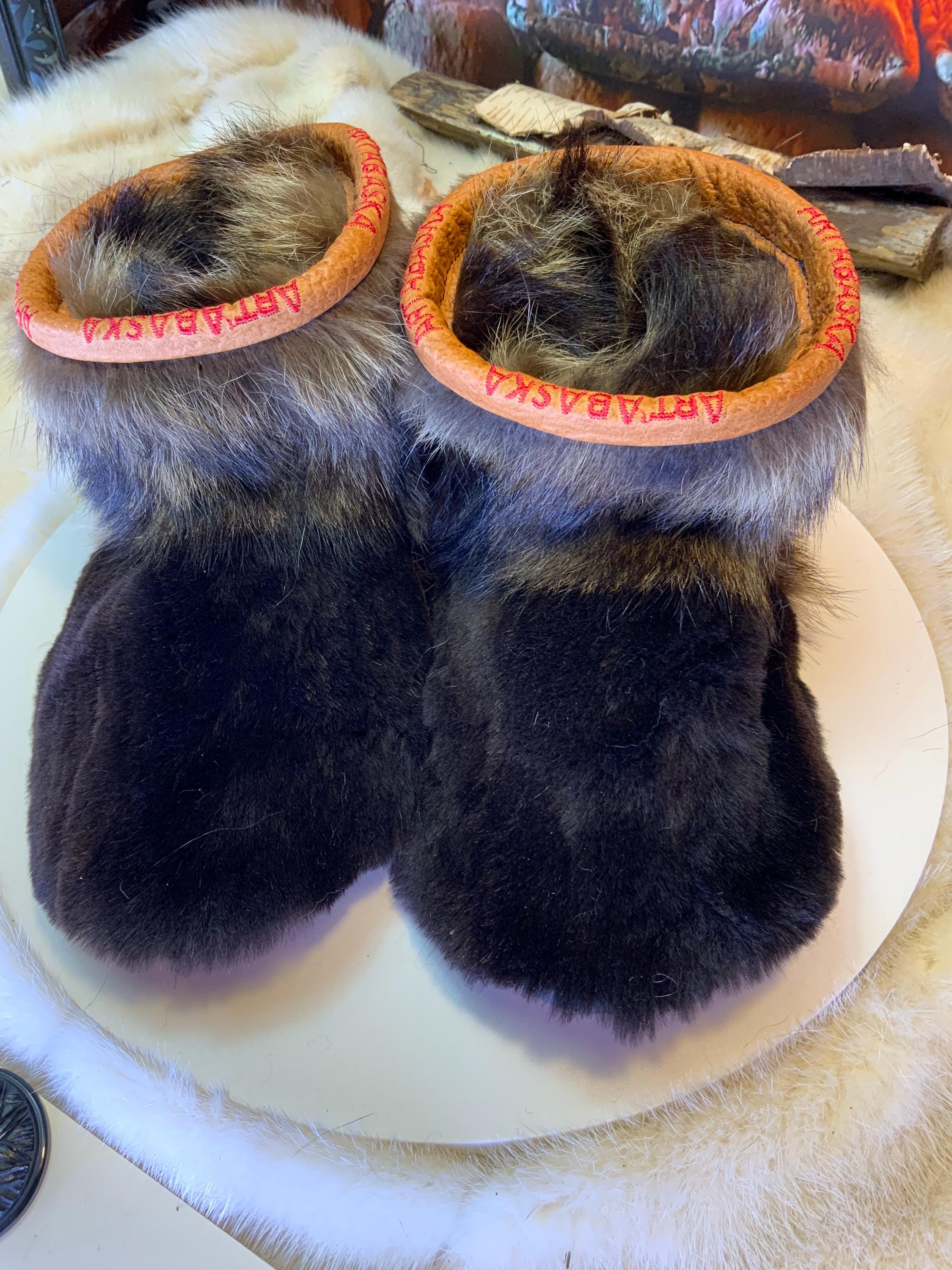 Mocassins d’intérieur Nicole – 5 femme – édition tout en fourrure recyclée en castor & raton, semelle brune, faits à la main au Québec ✨🤎