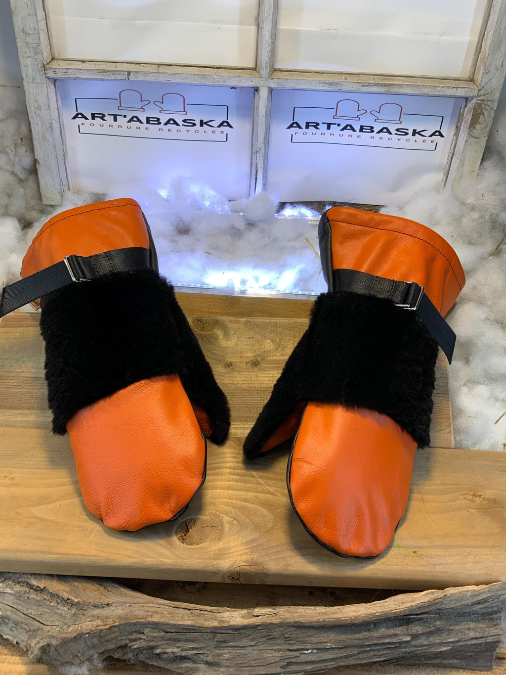 Mitaines Les Amelia – Large, cuir italien orange éclatant & castor rasé noir recyclé, fait à la main au Québec, pièce unique