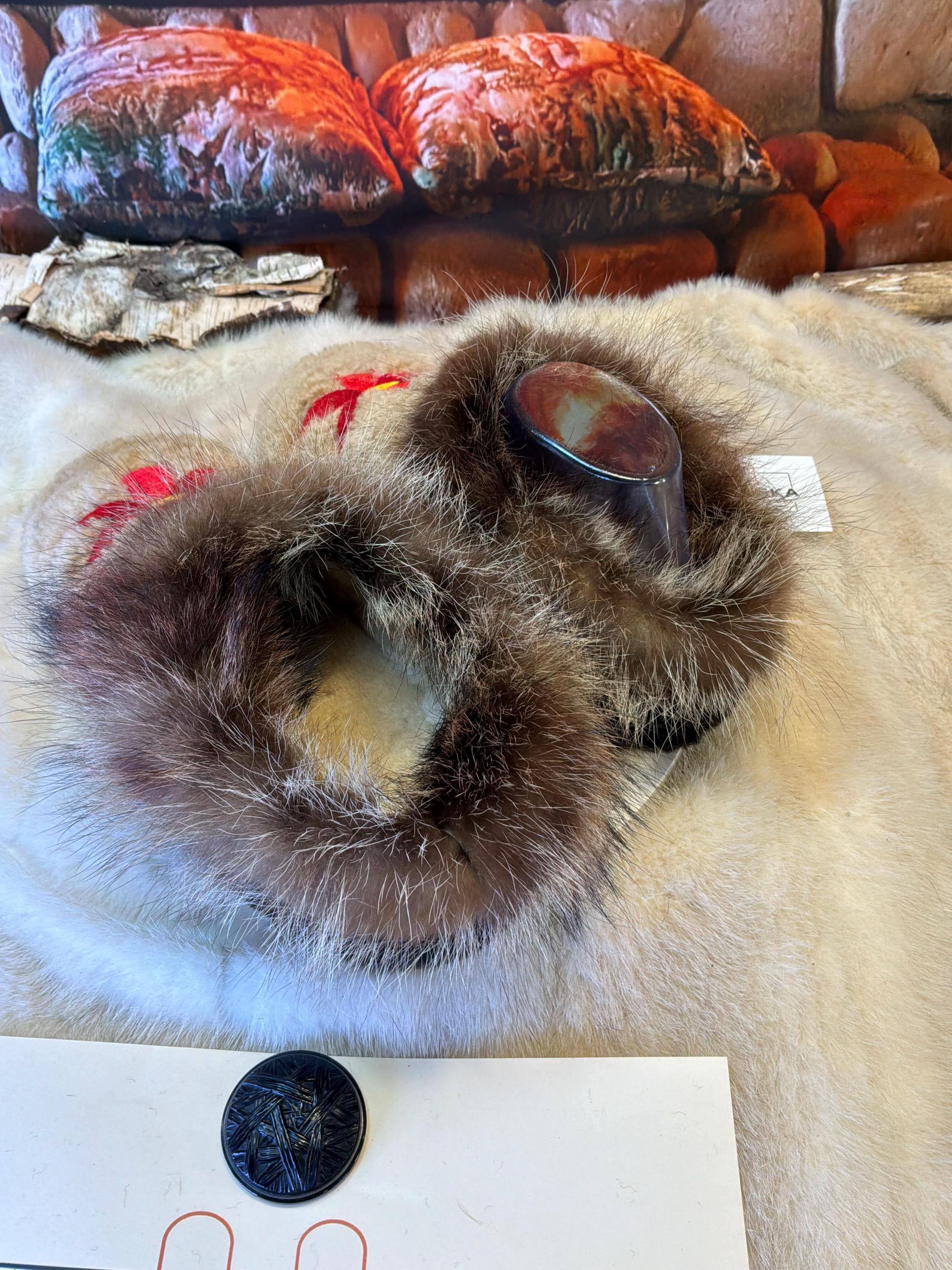 Slipper Hélène pointure 8 femme – Sherling italien & cuir recyclé, pièce unique faite à la main au Québec Édition Brodée
