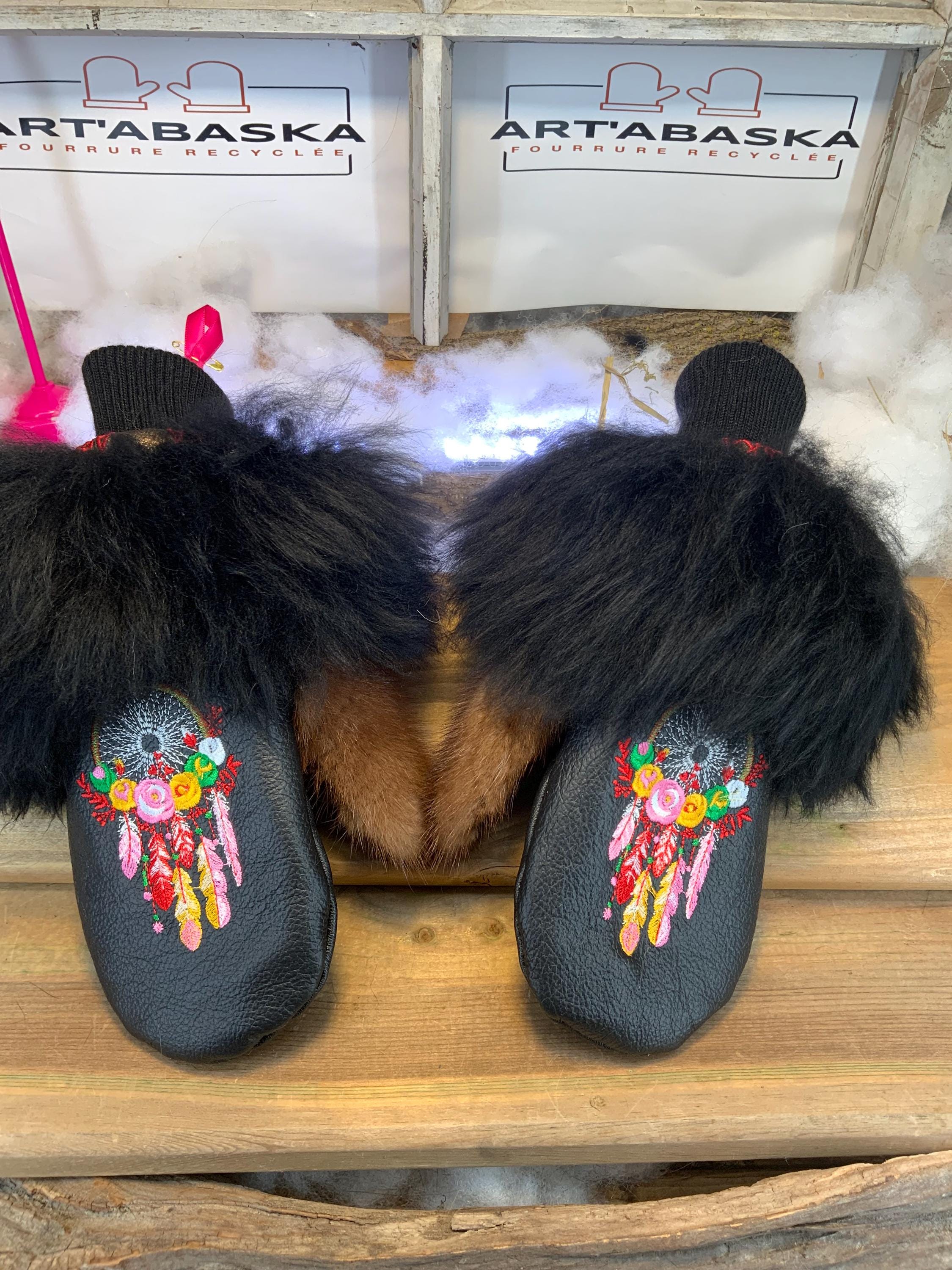 Mitaines de ville Henriette faites à la main au Québec en fourrure recyclée avec broderie Capteur de Rêve artistique grandeur Medium