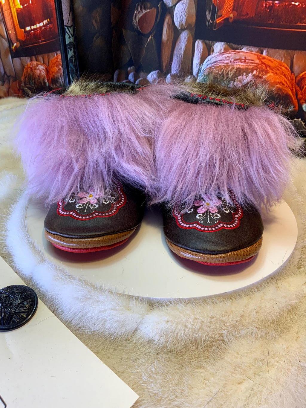Mocassins d’intérieur Giselle – 6 femme – cuir brun chocolat brodé mandala rouge, rose et blanc, semelle rouge vif ArtAbaska, pièce unique ✨🤎🌸❤️