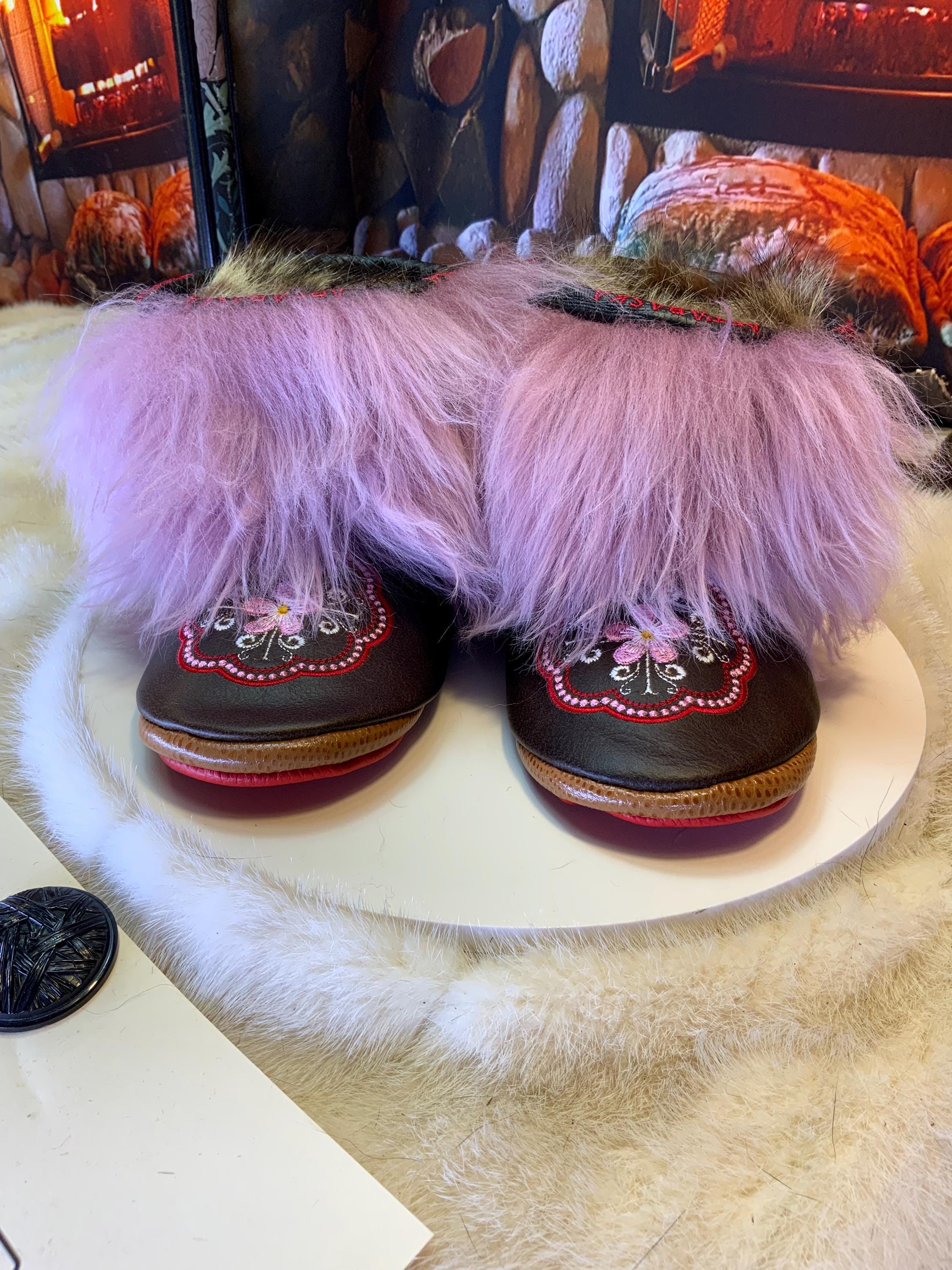 Mocassins d’intérieur Giselle – 6 femme – cuir brun chocolat brodé mandala rouge, rose et blanc, semelle rouge vif ArtAbaska, pièce unique ✨🤎🌸❤️