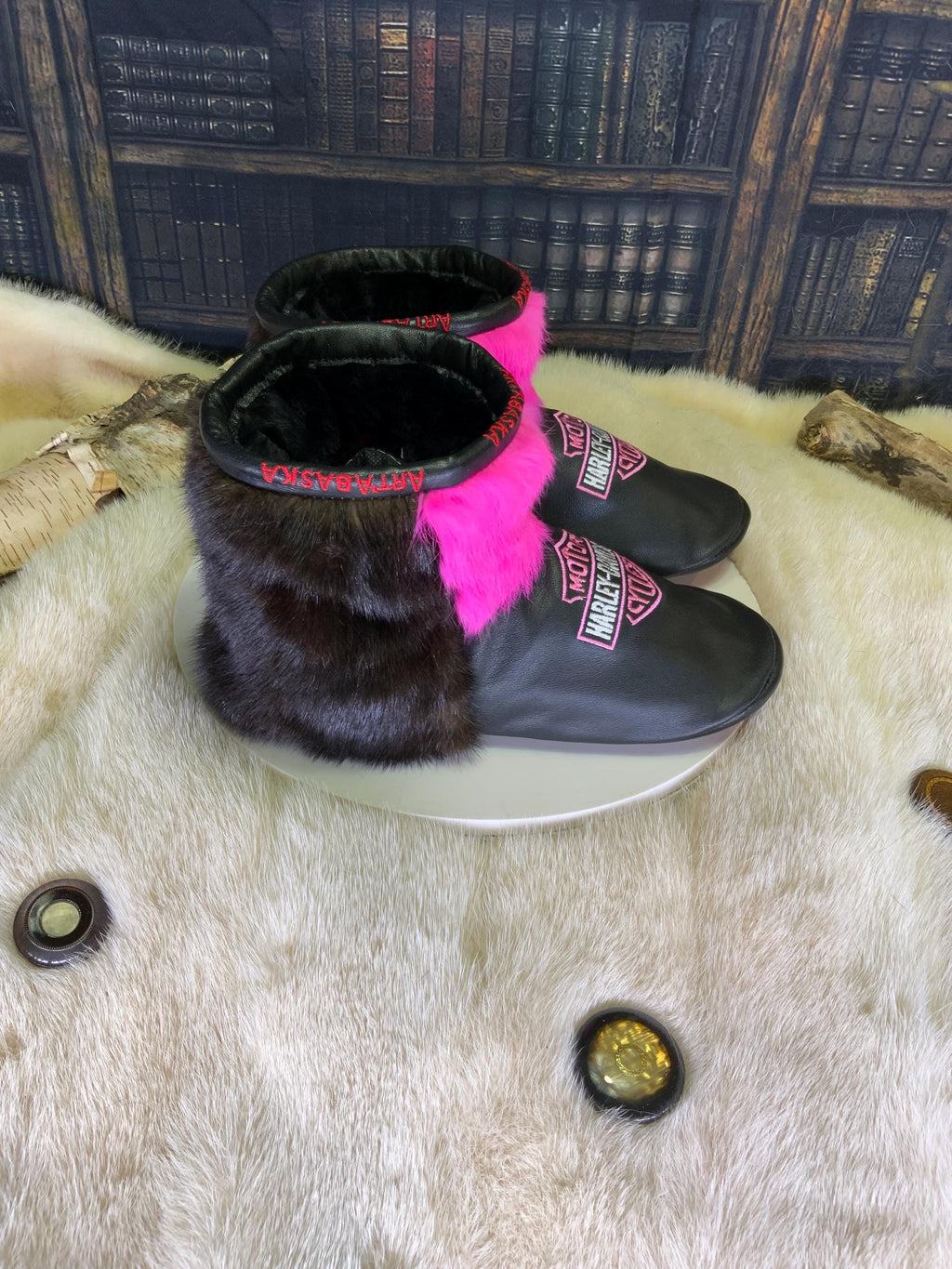 Mocassins d’intérieur Fernande pointure 8 femme cuir brodé vison lapin recyclés fait à la main Québec mocassin de luxe