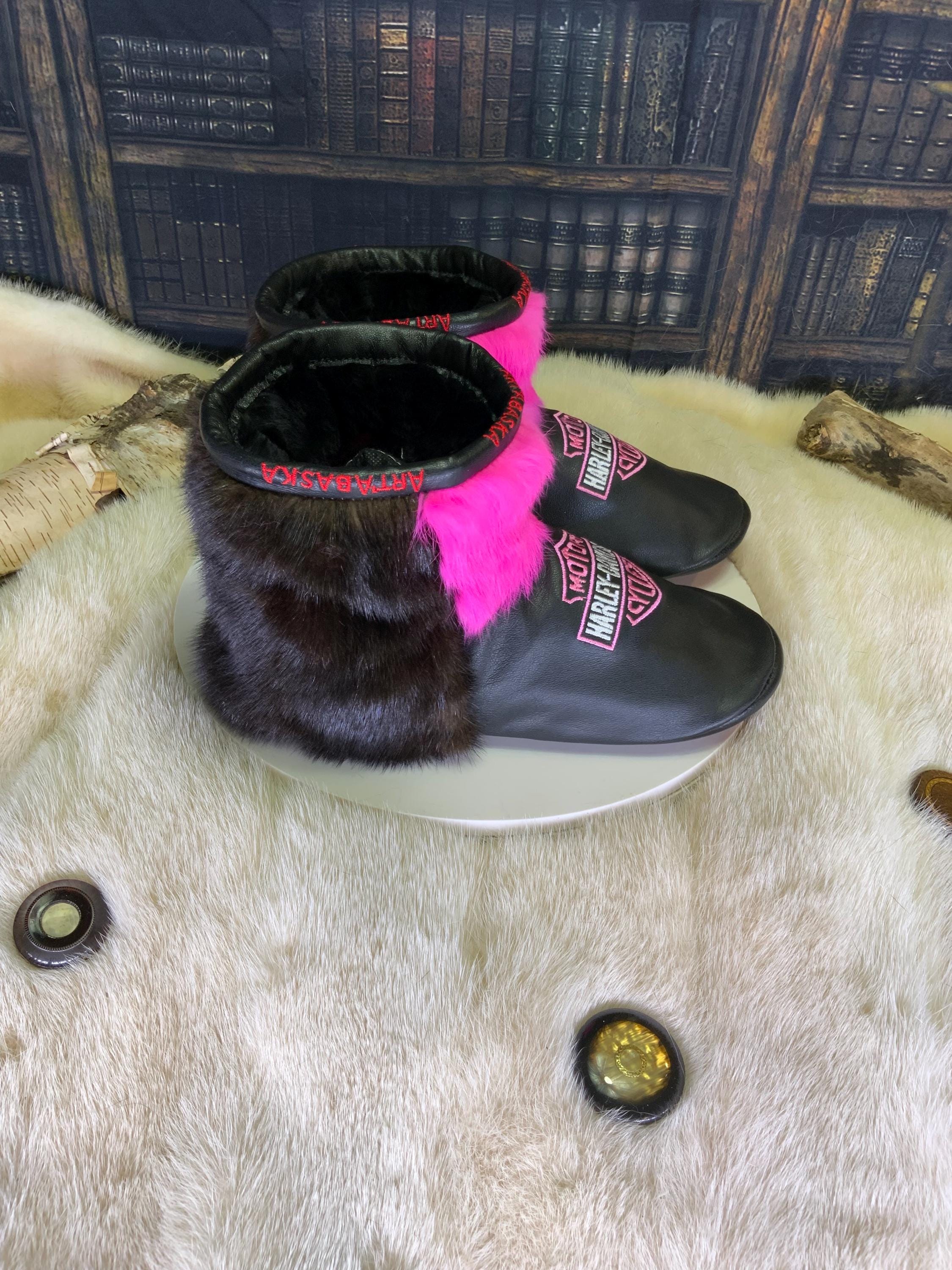 Mocassins d’intérieur Fernande pointure 8 femme cuir brodé vison lapin recyclés fait à la main Québec mocassin de luxe