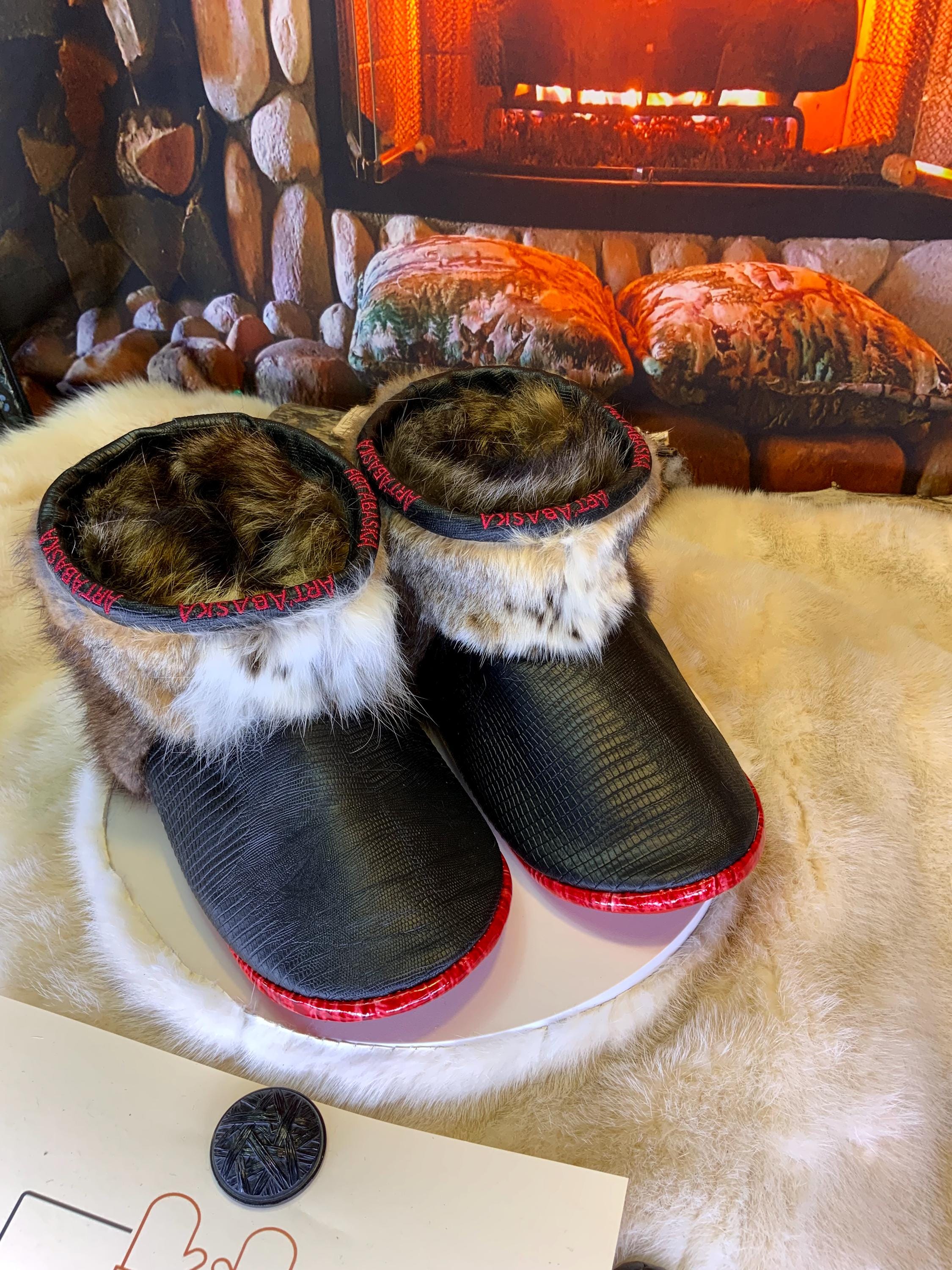 Mocassin d’intérieur Les Armandes – pointure 10 homme – pantoufles artisanales cuir serpent & fourrure recyclée – fait à la main au Québec