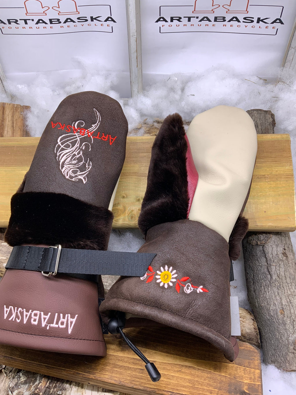 Mitaines Éléonore Small – Édition équestre, fourrures recyclées mouton et castor rasé, cuir brun rouge, broderies, fait à la main Québec