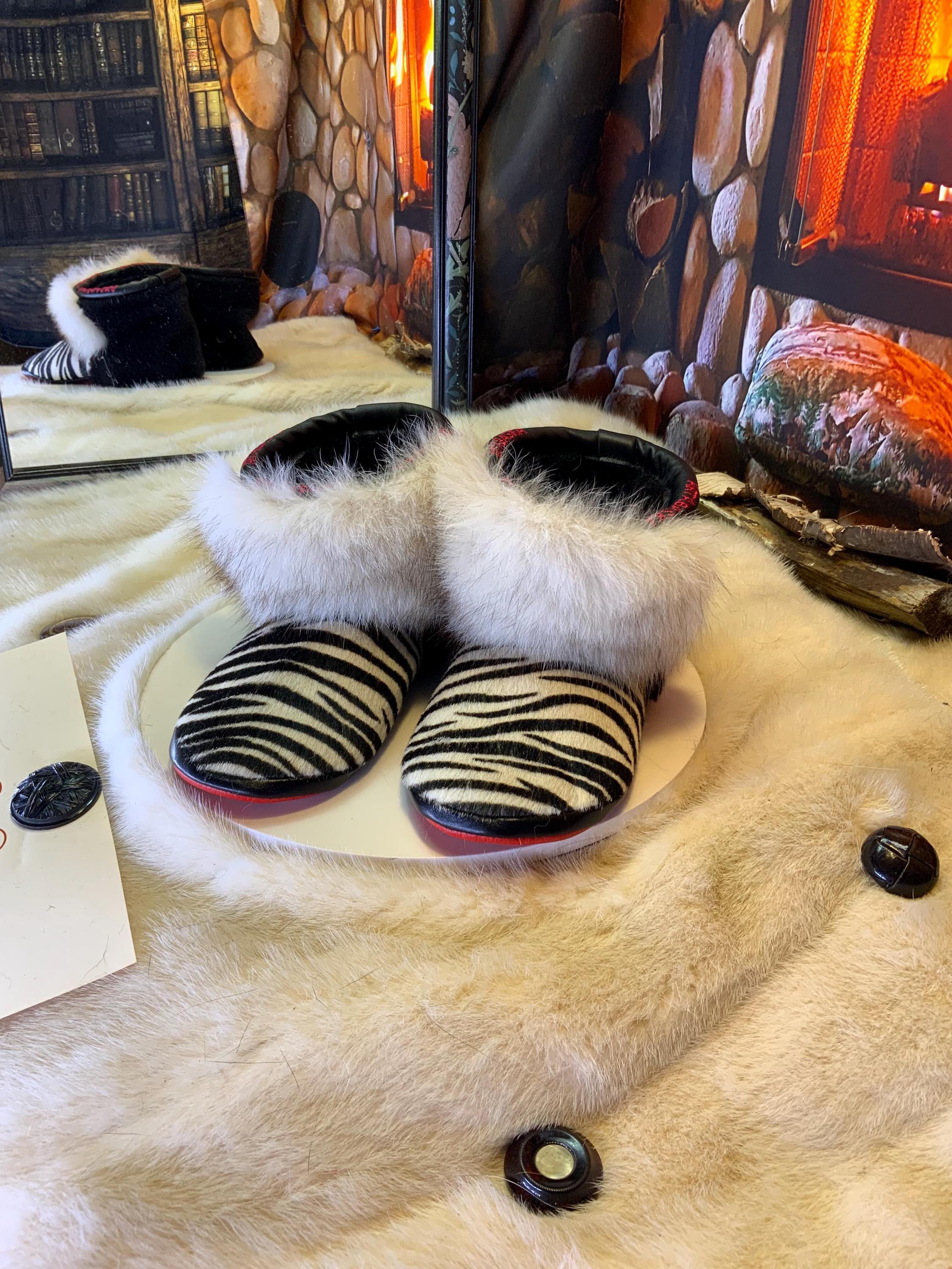 Mocassins d’intérieur Thérèse – 6 femme – cuir recyclé imprimé zèbre, renard norvégien & mouton noir, pièce unique du Québec ✨🖤🤍