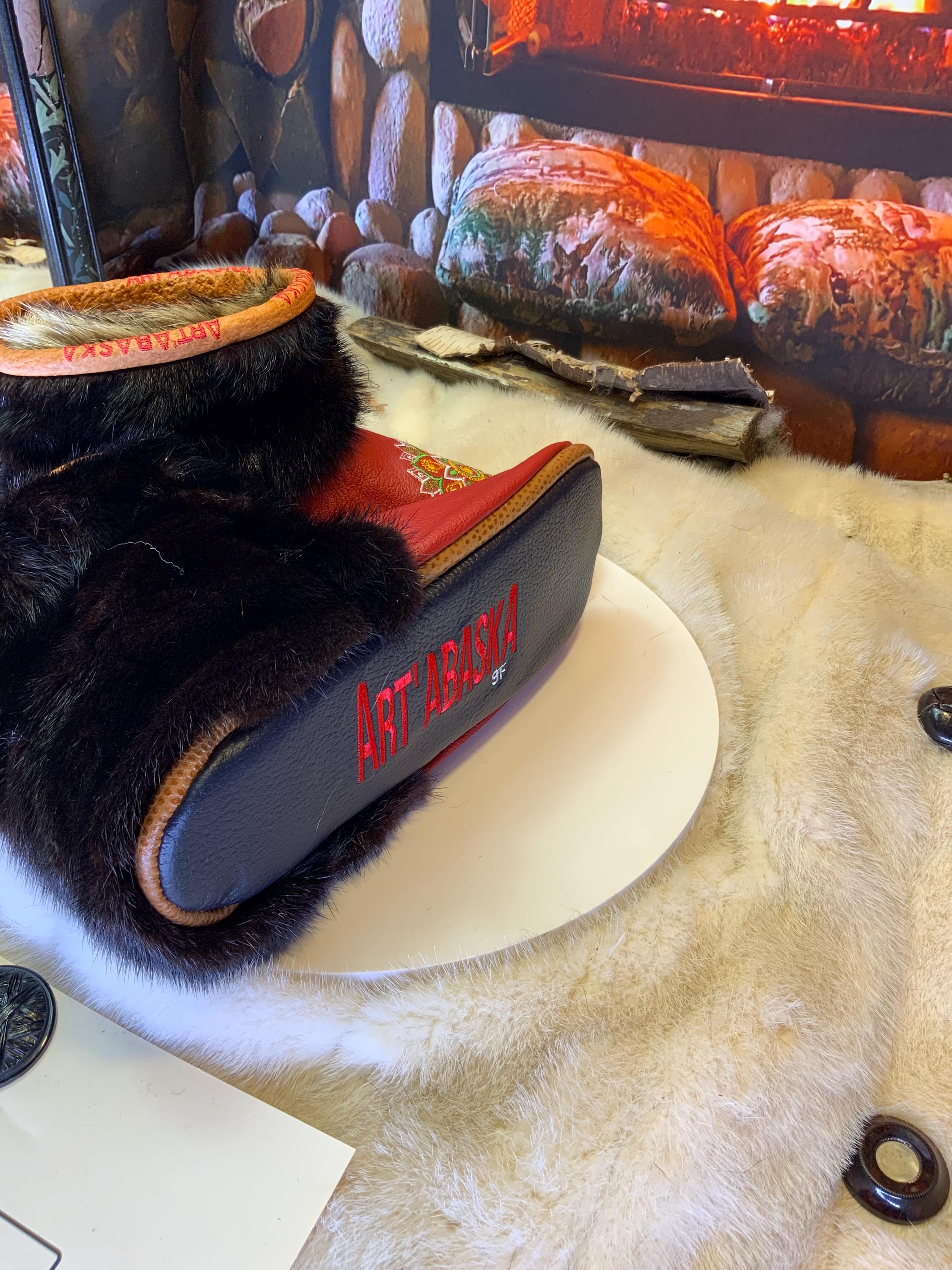 Mocassins d’intérieur Les Maryse – 9 femme – cuir rouge mandala brodé & vison recyclé, pièce unique artisanale du Québec