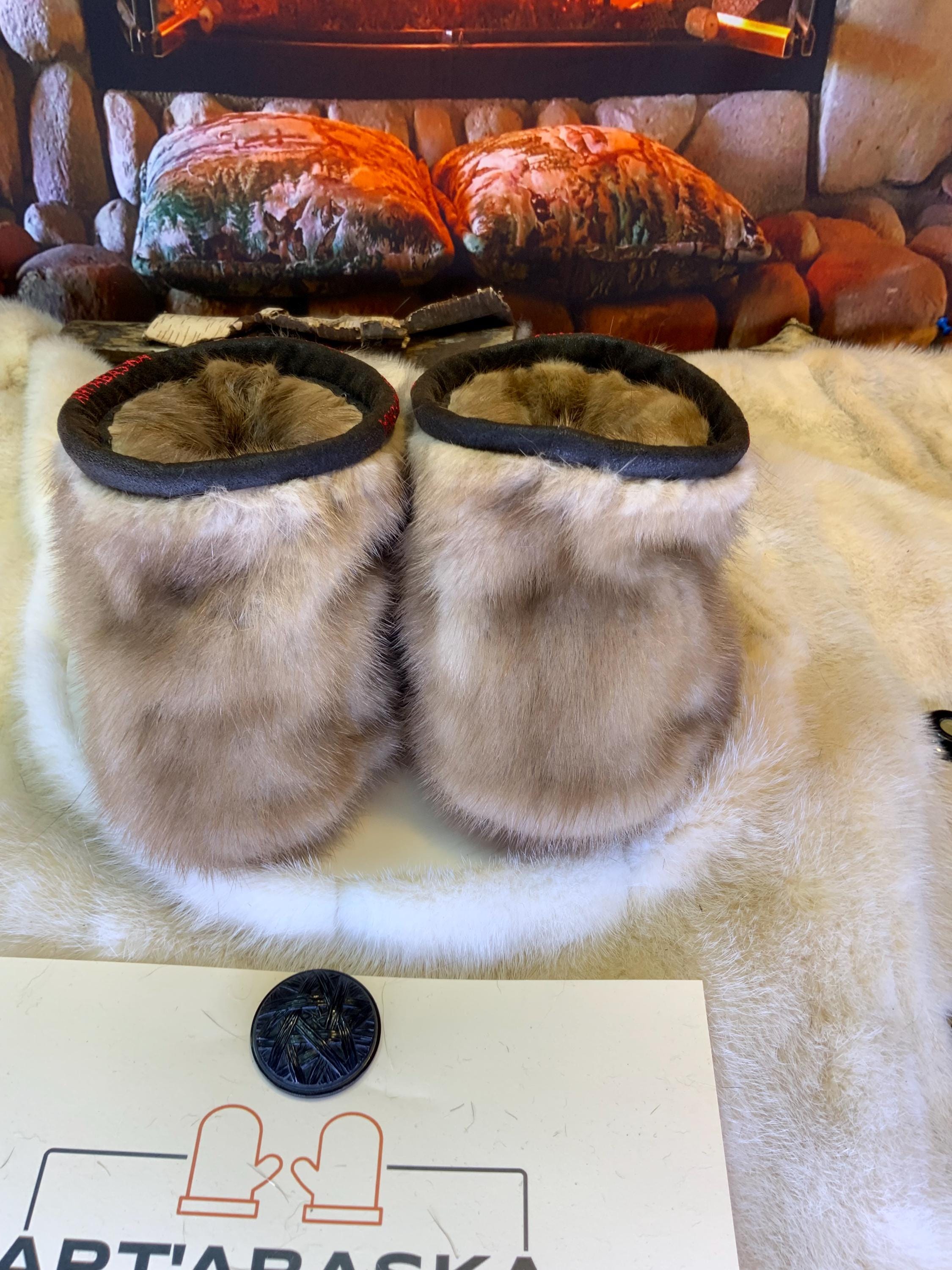 Mocassins d’intérieur Denise – 10 femme – édition tout en fourrure recyclée en vison brun & coyote, semelle rouge, faits à la main au Québec ✨🤎❤️