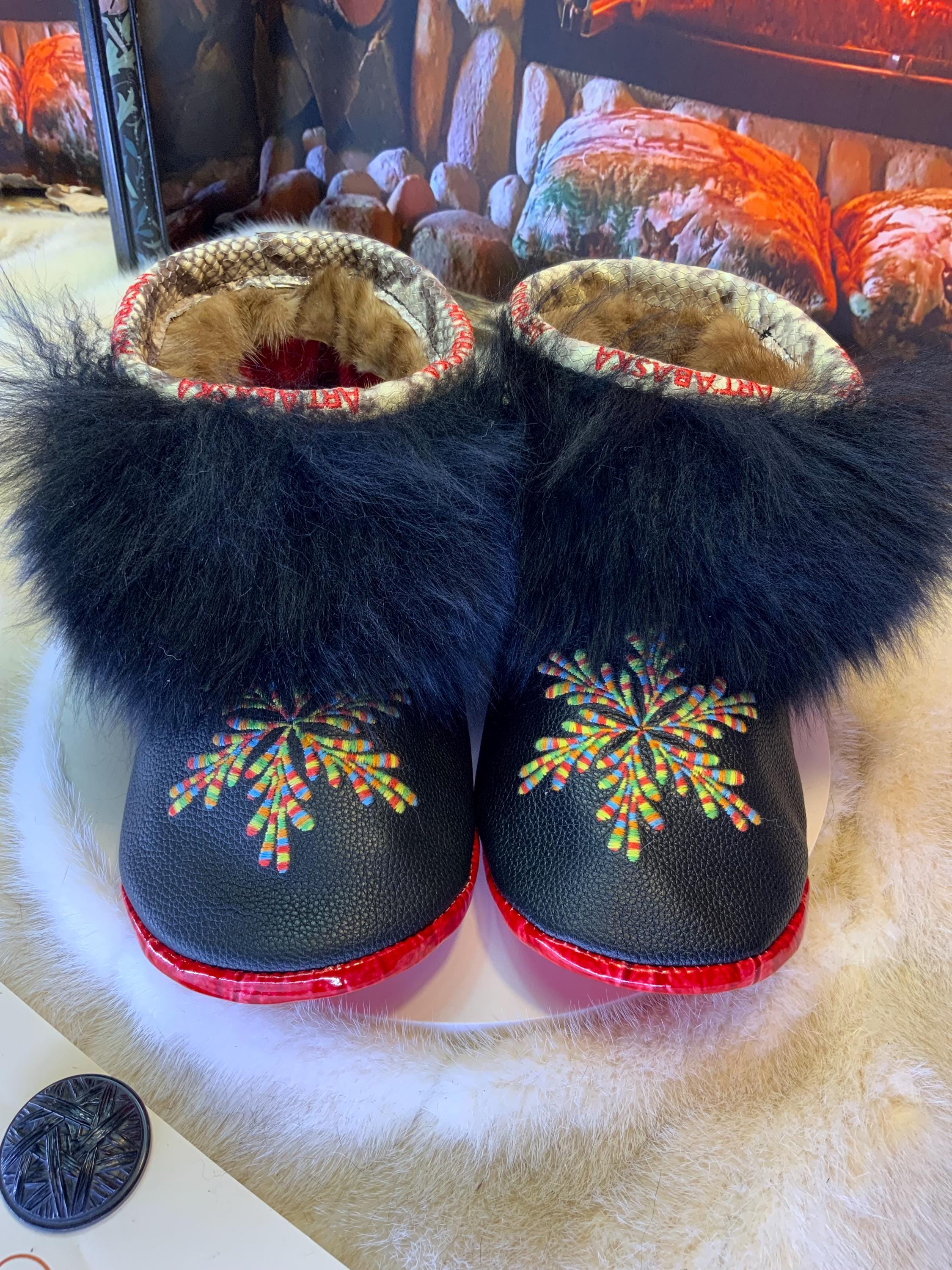 Mocassins d’intérieur Les Nicole – 10 femme – cuir italien brodé mandala multicolore & mouton noir recyclé, pièce unique Québec