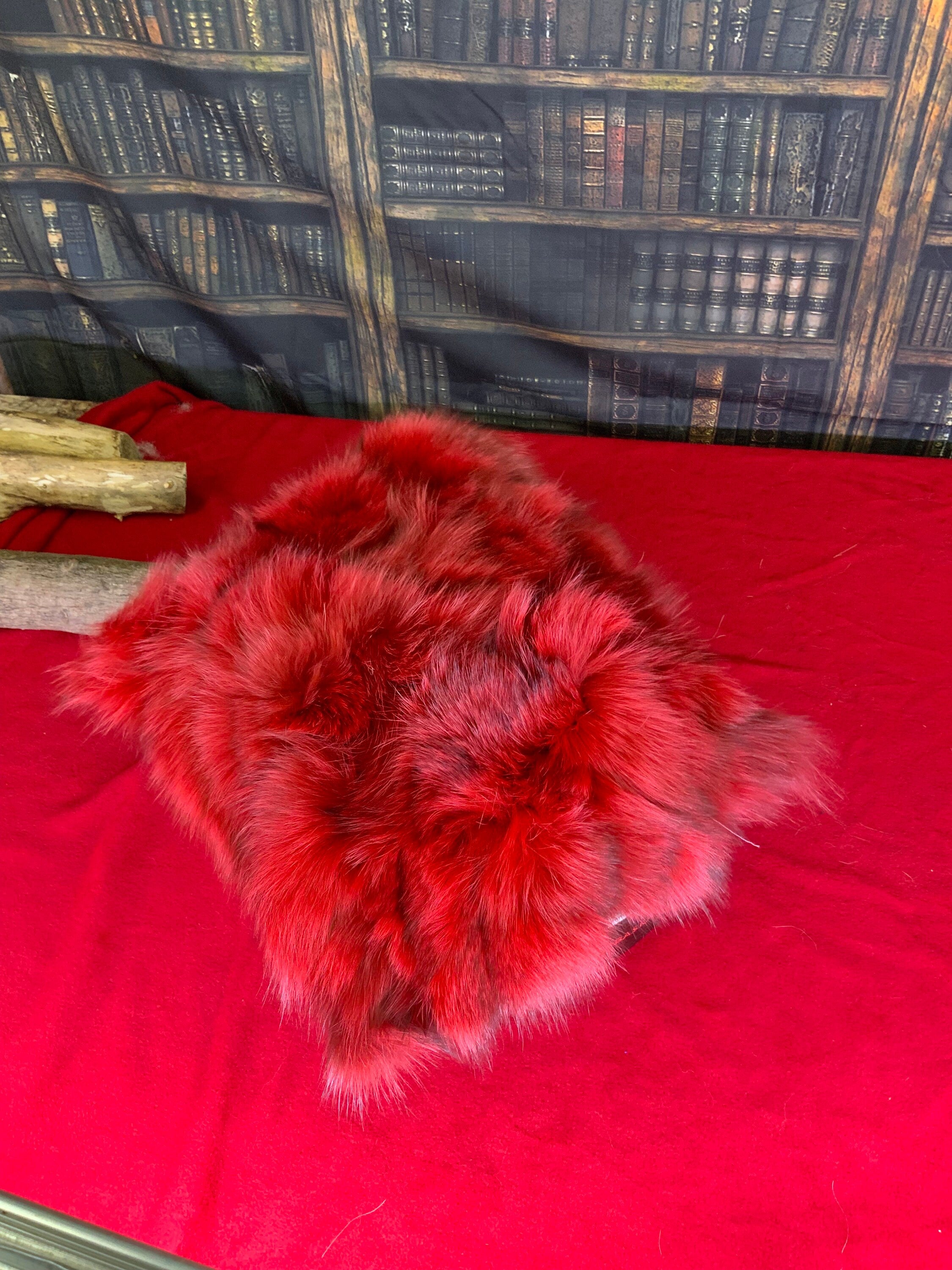 Coussin décoratif en fourrure recyclée en renard cousus en lanières rouge