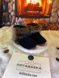 Mocassins d’intérieur Claudette – 8 femme – édition toute fourrure en mouton noir & raton recyclés, semelle rouge, pièce unique faite à la main au Québec ✨🖤❤️