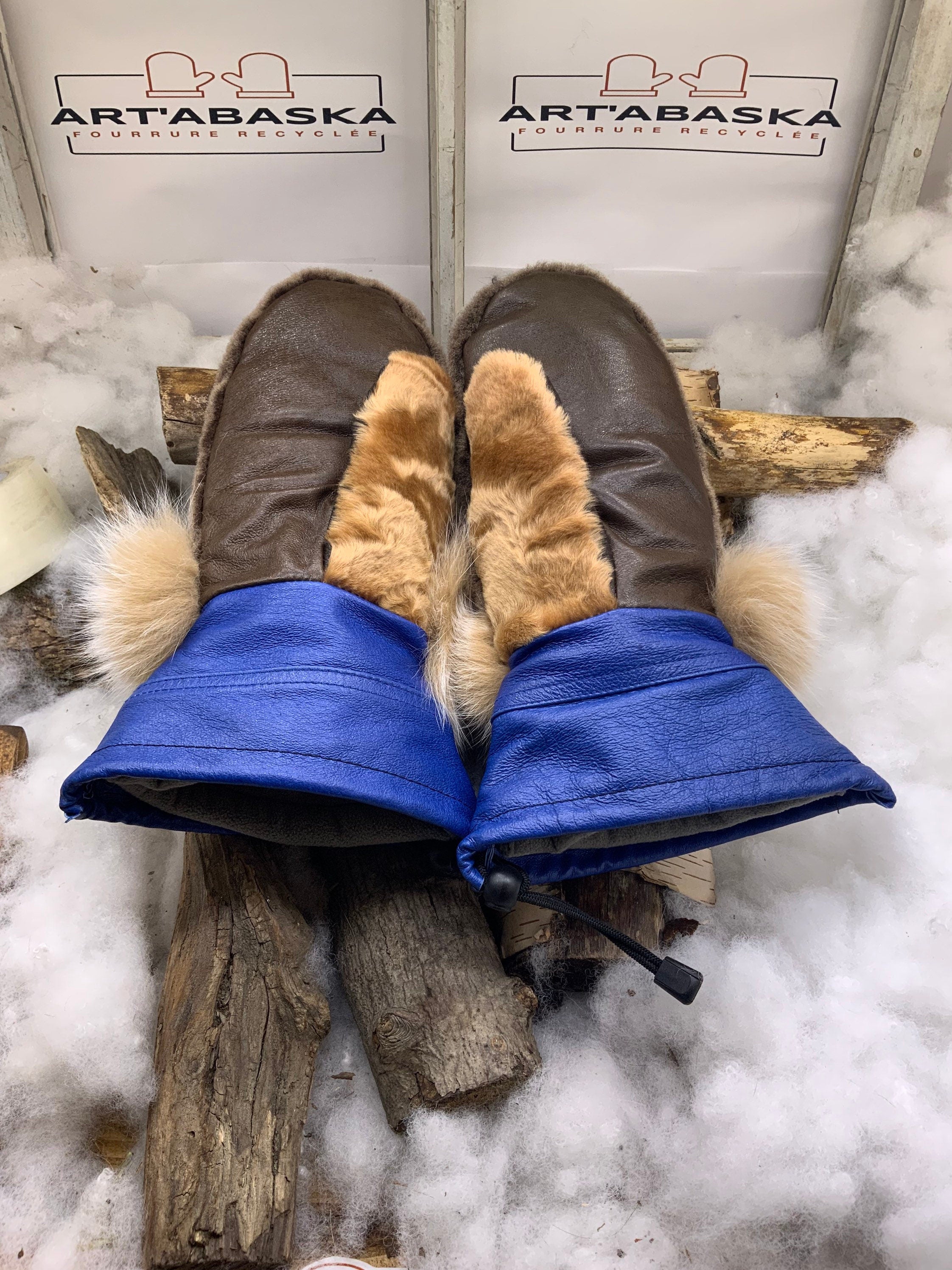 Mitaines Délia Small – Édition unique, fourrures recyclées renard, mouton, agneau et cuir bleu/brun avec 2 poches, fait à la main Québec