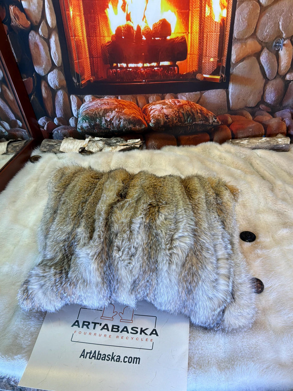 Coussin fourrure recyclée coyote fait à la main Québec coussin décoratif cuir brun chocolat brodé tête de cheval pièce unique ArtAbaska