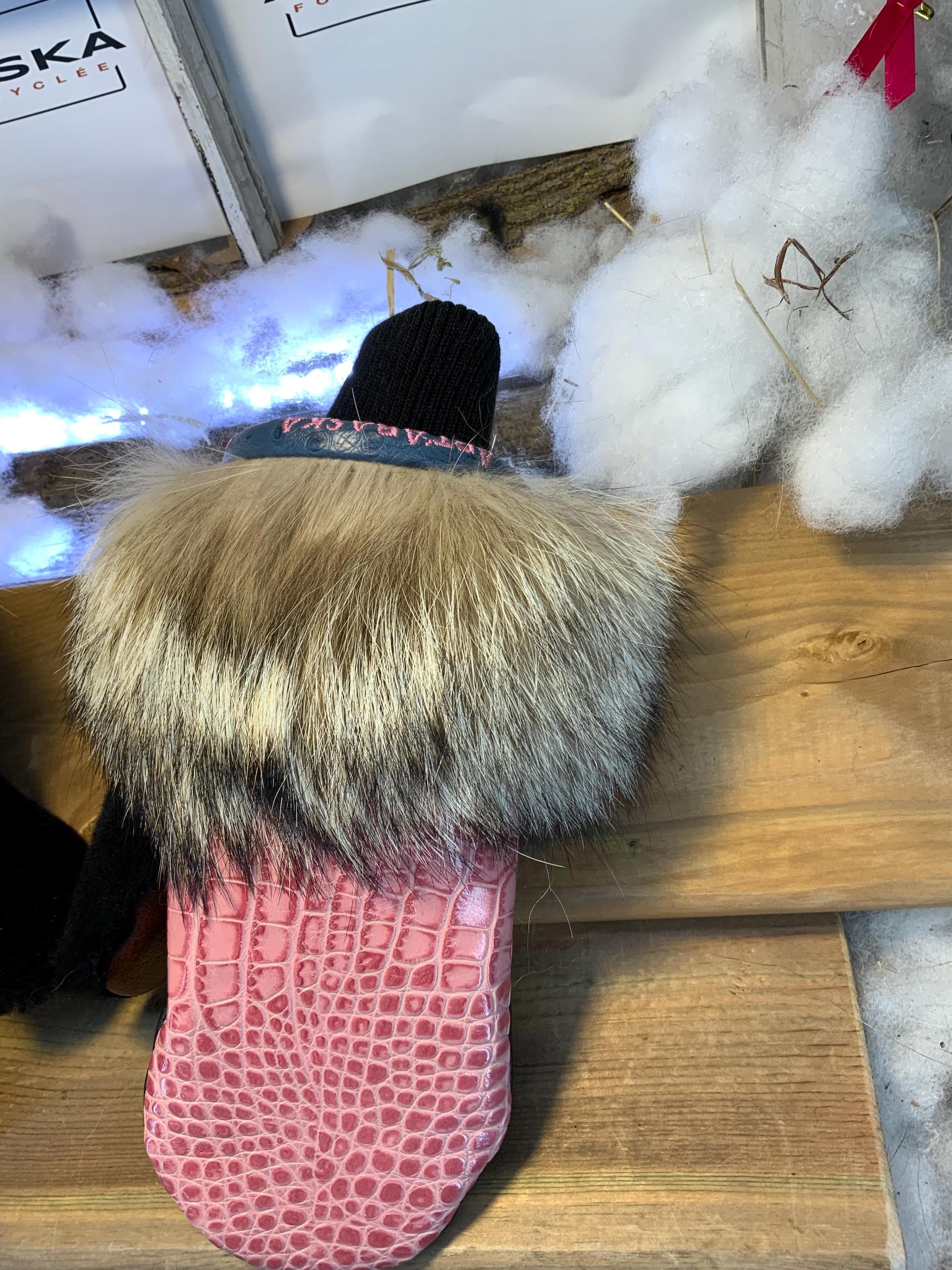 Mitaines de ville Alma faites à la main au Québec en fourrure recyclée avec cuir texturé rose grandeur Large