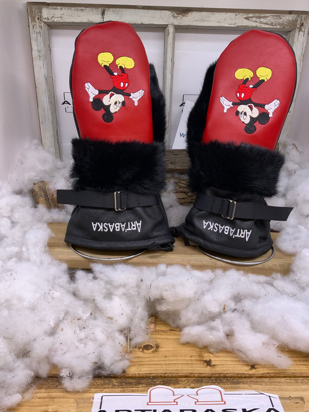 Mitaines Les Camille Édition Spéciale Mickey – Fourrure recyclée, cuir noir, broderies originales – Fait à la main Québec