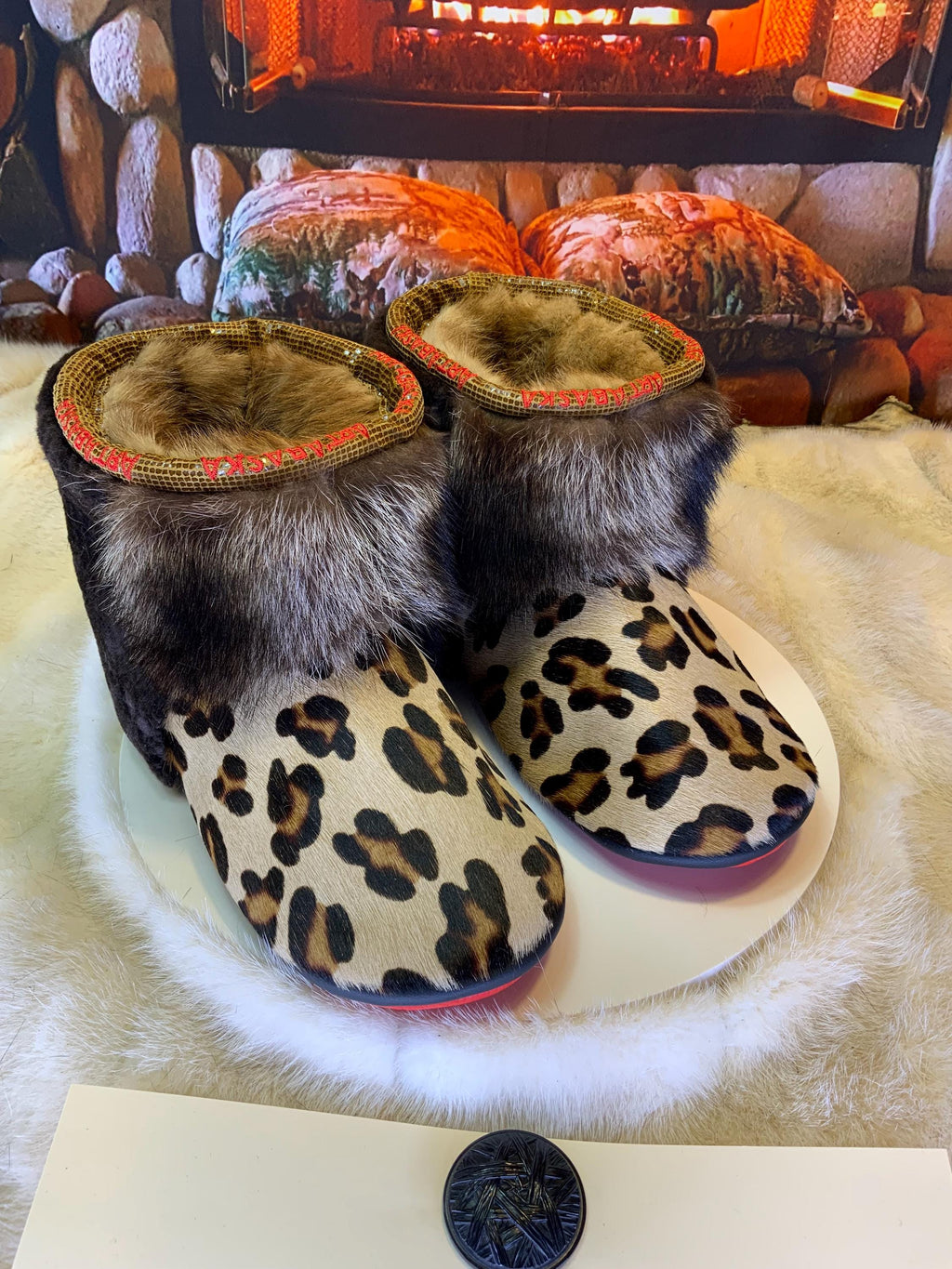 Mocassins d’intérieur Angelle – 9 femme – cuir de vache imprimé léopard, raton recyclé & mouton brun café, semelle rouge, faits à la main au Québec ✨🐆❤️