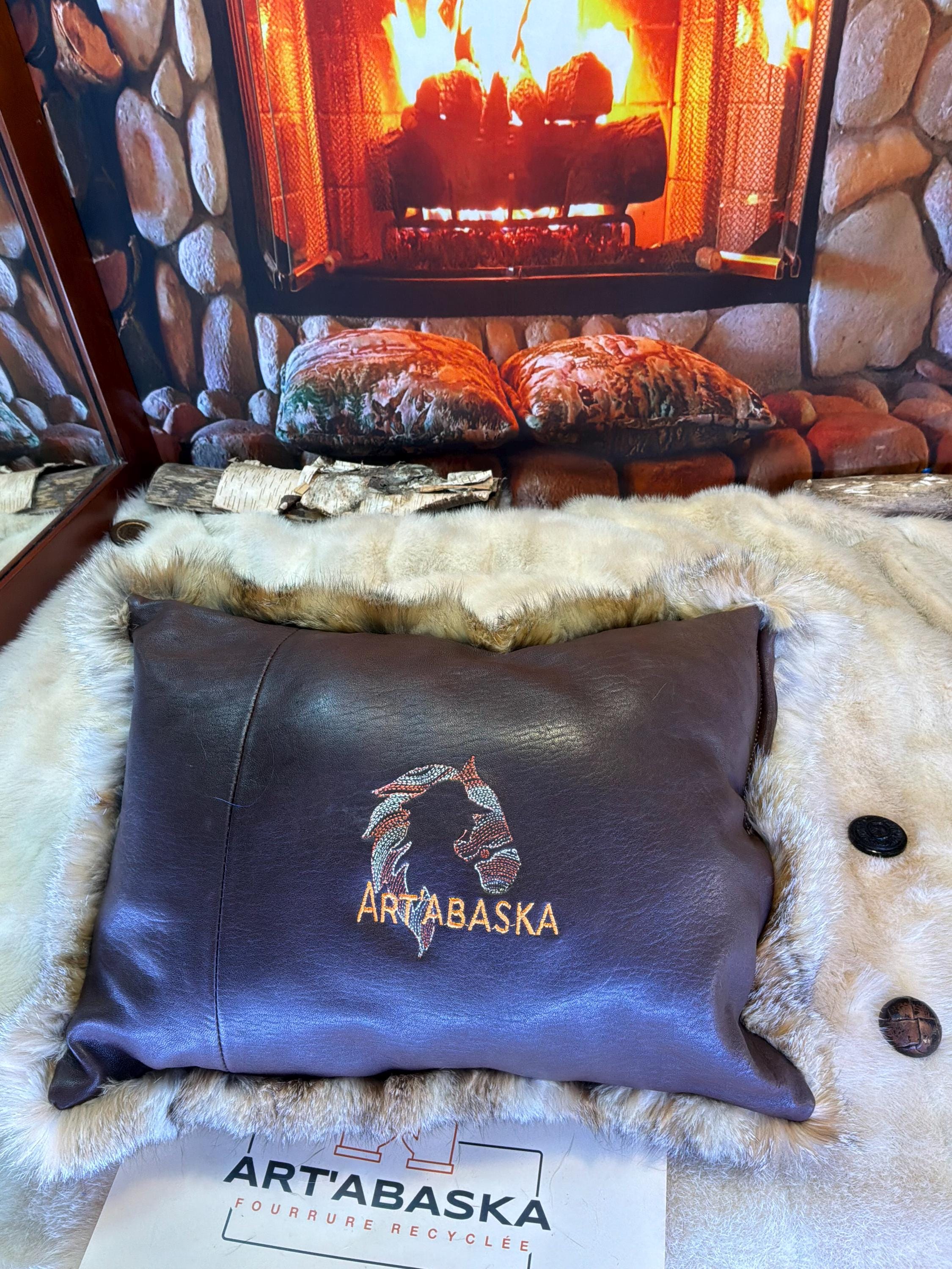 Coussin fourrure recyclée coyote fait à la main Québec coussin décoratif cuir brun chocolat brodé tête de cheval pièce unique ArtAbaska