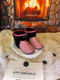 Mocassins d’intérieur Johanne 8 femme, cuir croco rose recyclé et castor rasé recyclé, faits à la main au Québec 💗✨