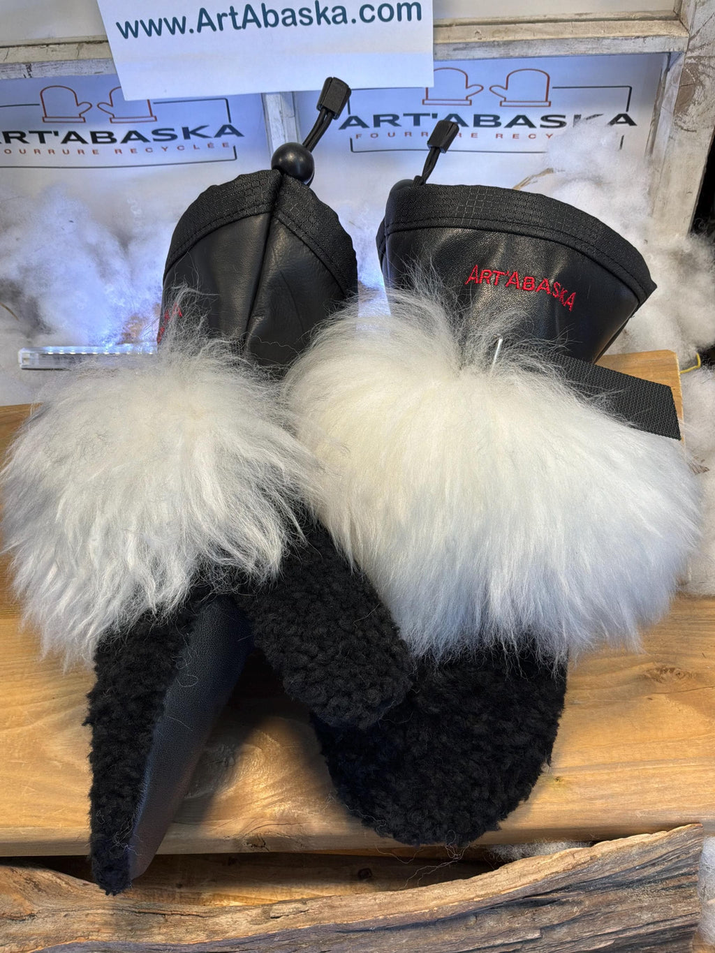 Mitaines Fernande Medium mouton frisé noir recyclé & grosse touffe au poignet, cuir italien noir, pièce unique faite à la main Québec