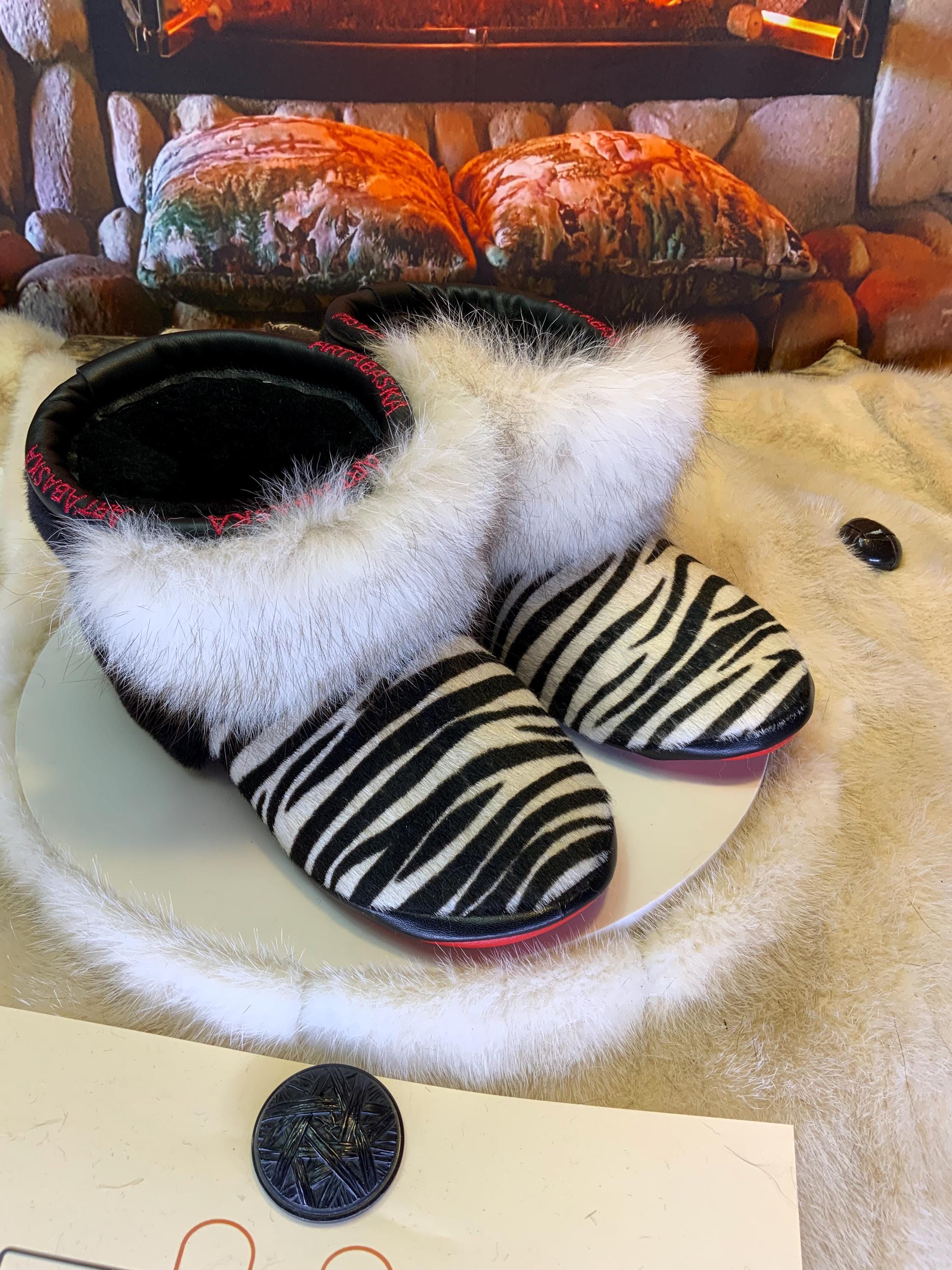 Mocassins d’intérieur Thérèse – 6 femme – cuir recyclé imprimé zèbre, renard norvégien & mouton noir, pièce unique du Québec ✨🖤🤍