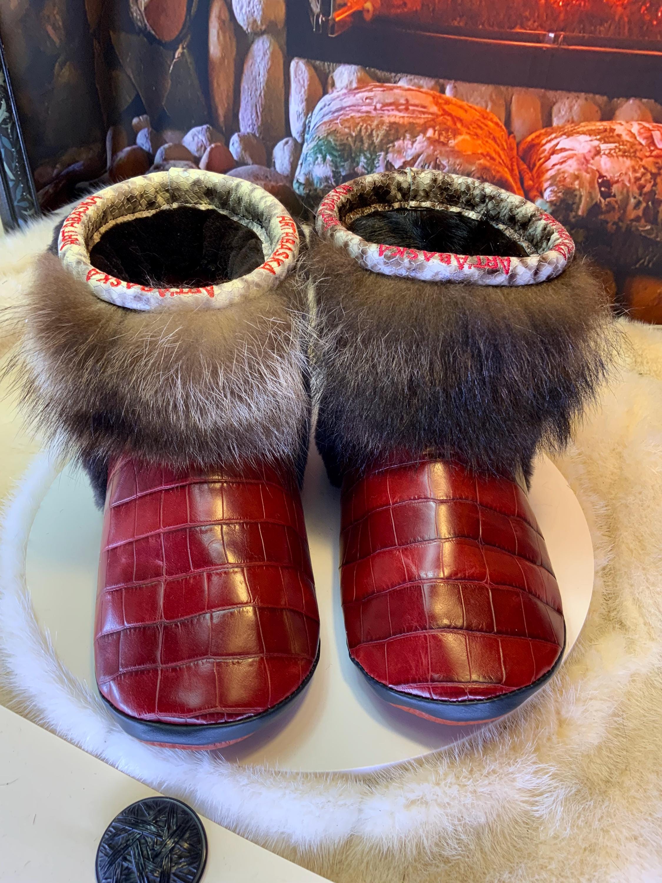 Mocassins d’intérieur Colette – 8 femme – cuir bourgogne imprimé crocodile, fourrure recyclée & semelle brune, pièce unique faite à la main au Québec ✨