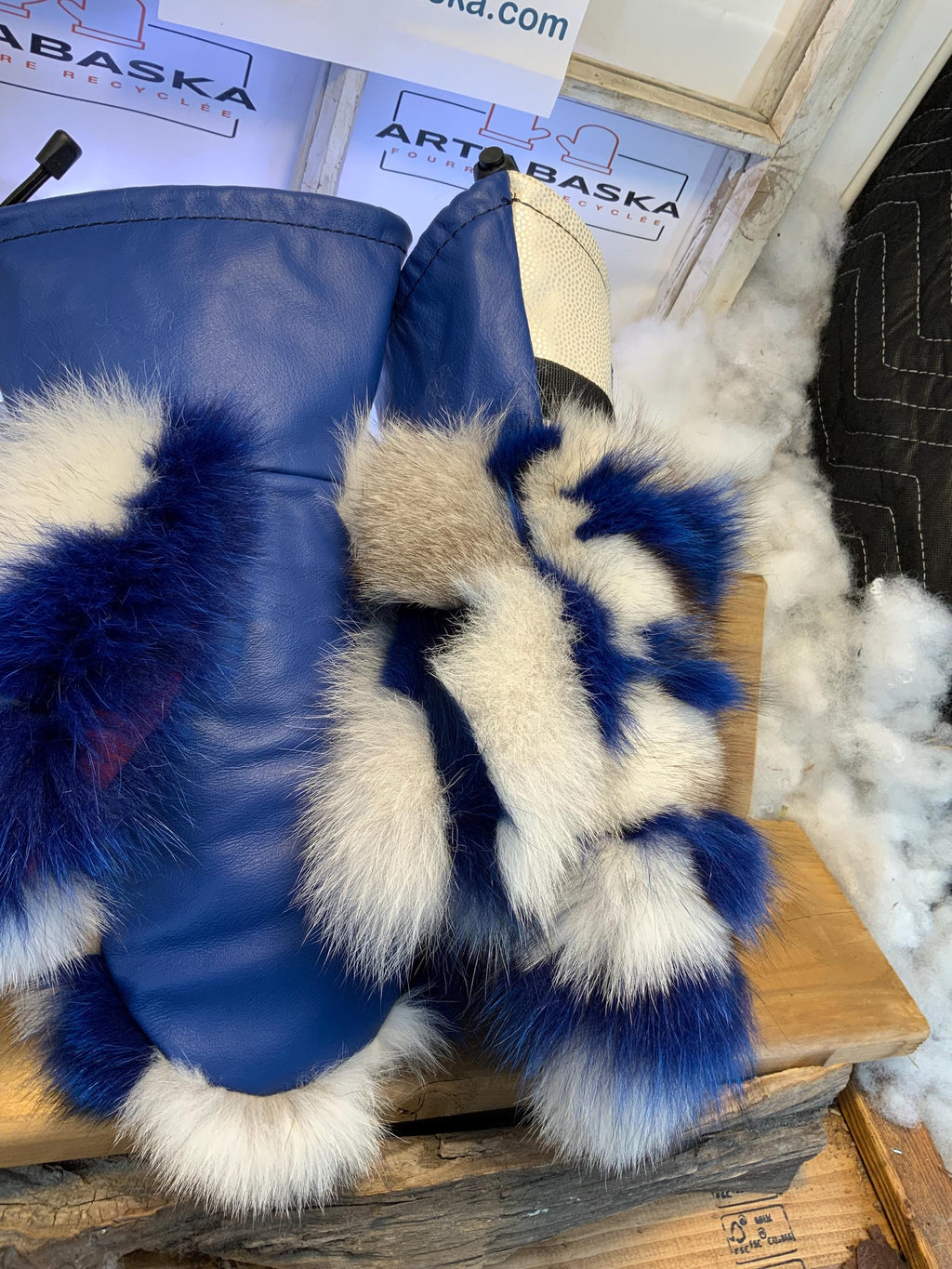 Mitaines Les Juliette – Large, patchwork renard norvégien recyclé bleu - blanc, cuir italien et broderie ArtAbaska, fait à la main au Québec