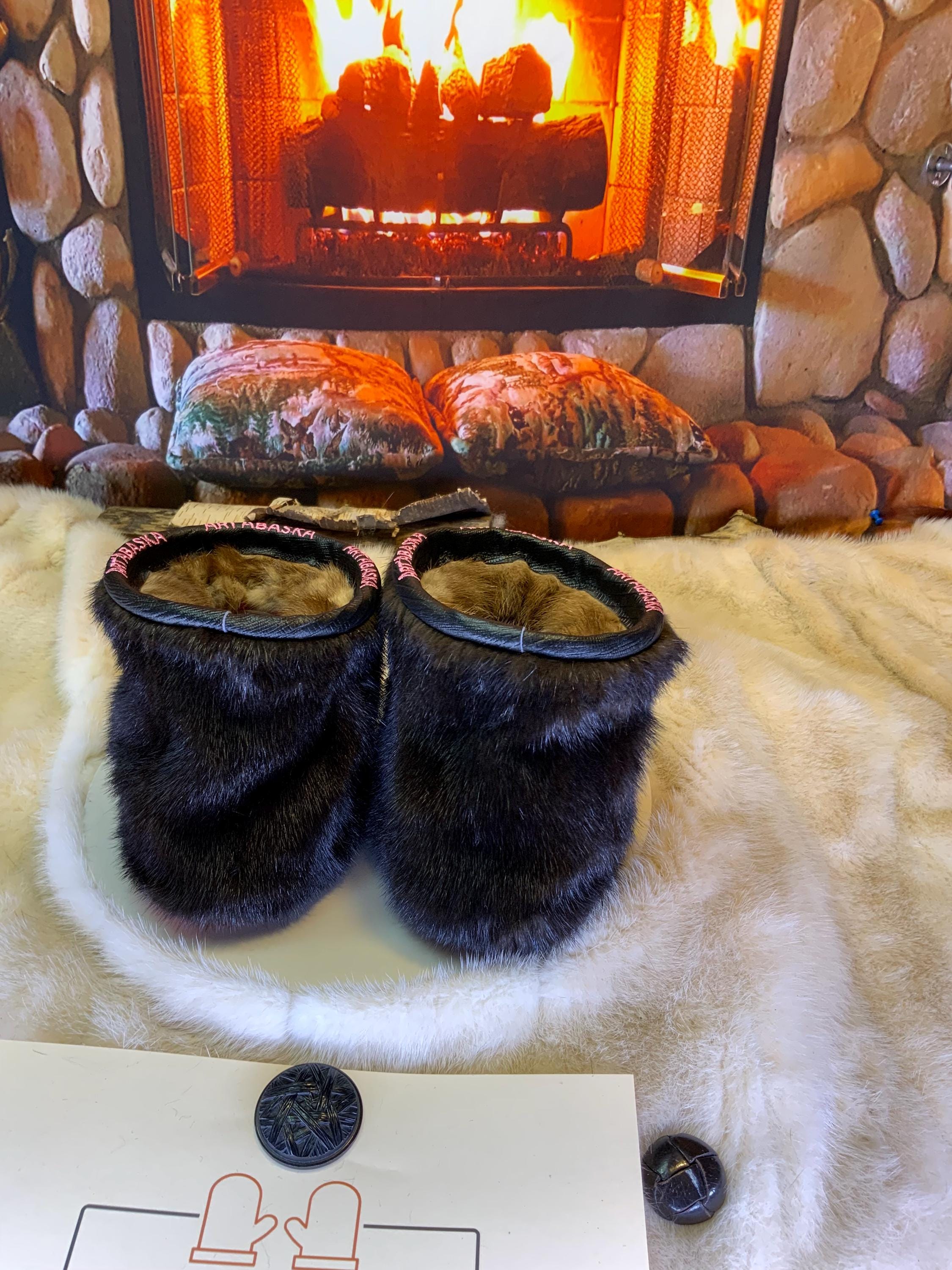 Mocassins d’intérieur Estelle 10 femme, cuir bourgogne style crocodile & vison recyclé, faits à la main au Québec ✨❤️