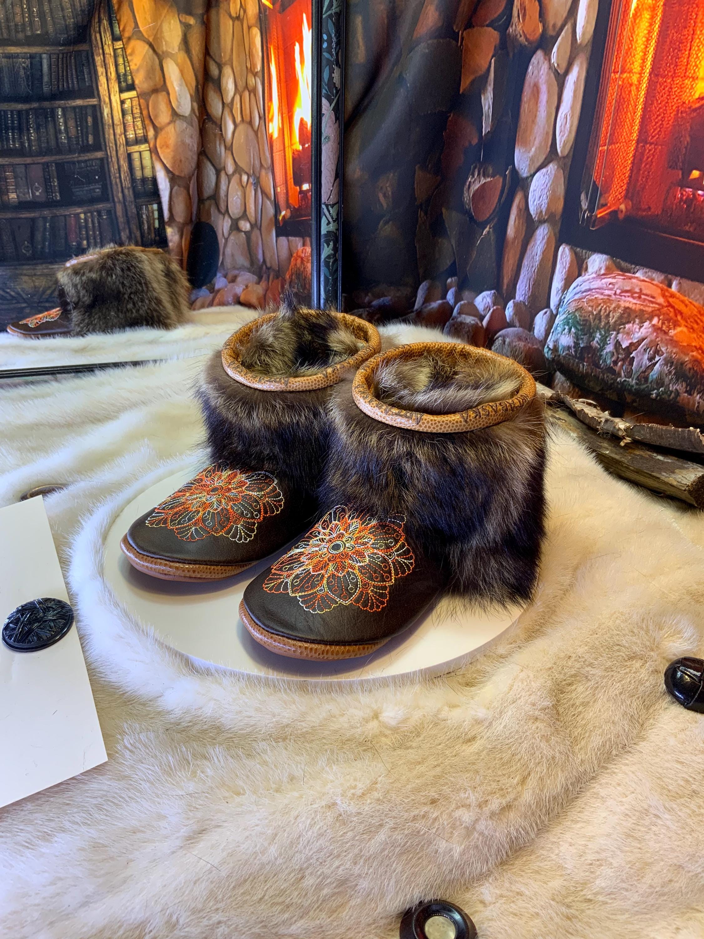 Mocassins d’intérieur Murielle – 6 femme – cuir italien brun chocolat brodé mandala orange, jaune et blanc, semelle brun chocolat au lait ✨🤎